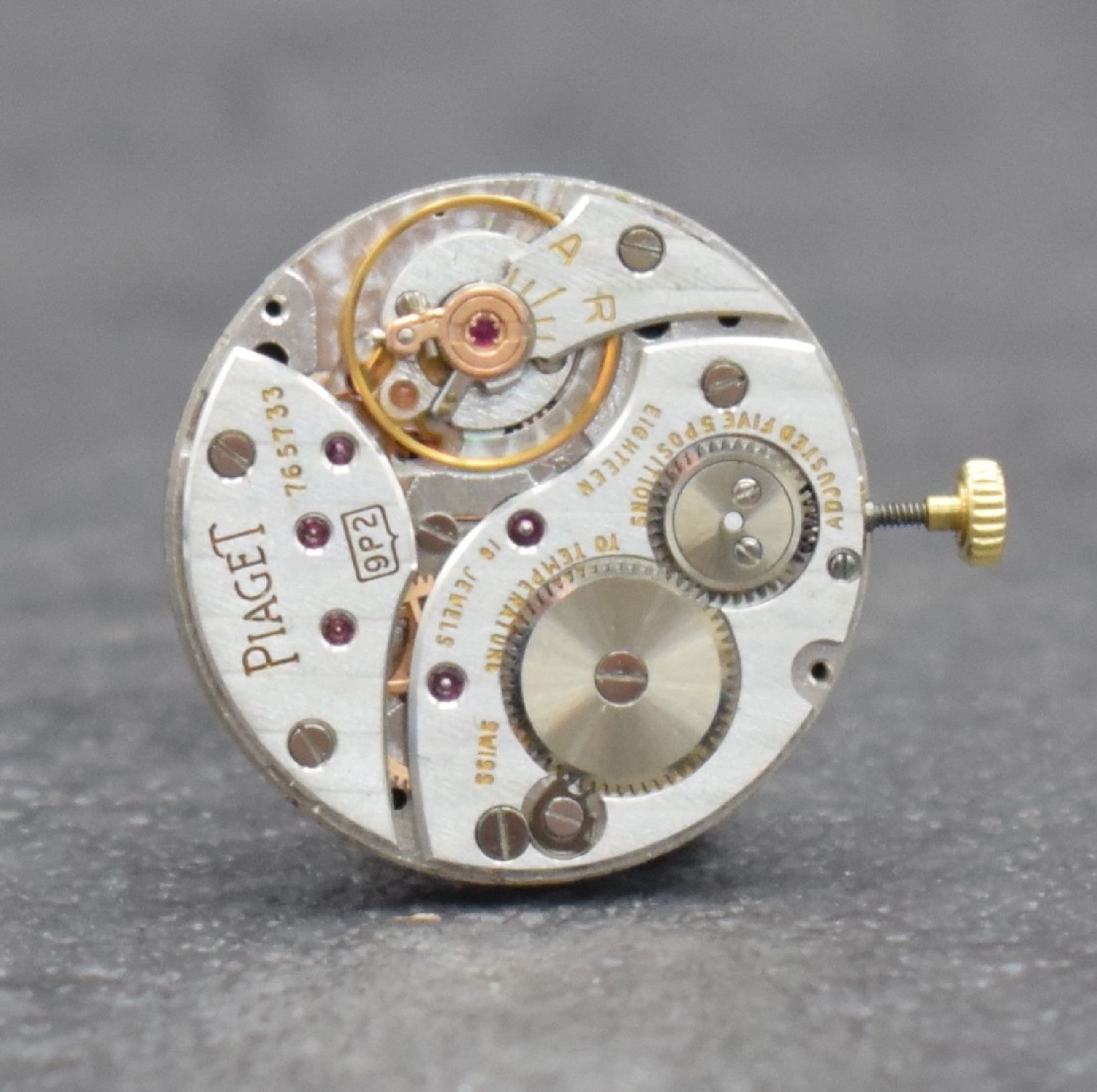 Detail i: PIAGET Designer Damenarmbanduhr in GG 750/000 Referenz 93431, Handaufzug, Schweiz um 1976, Boden 4-fach verschr., Lün. mit Koralle intarsiert, ...