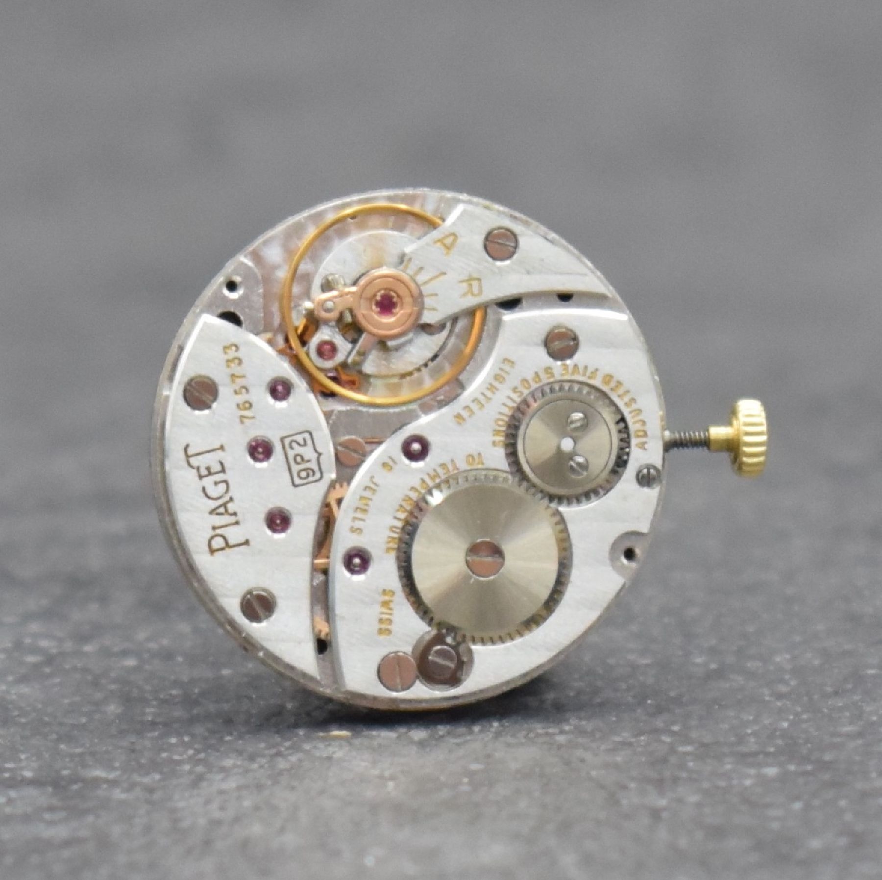 Detail j: PIAGET Designer Damenarmbanduhr in GG 750/000 Referenz 93431, Handaufzug, Schweiz um 1976, Boden 4-fach verschr., Lün. mit Koralle intarsiert, ...