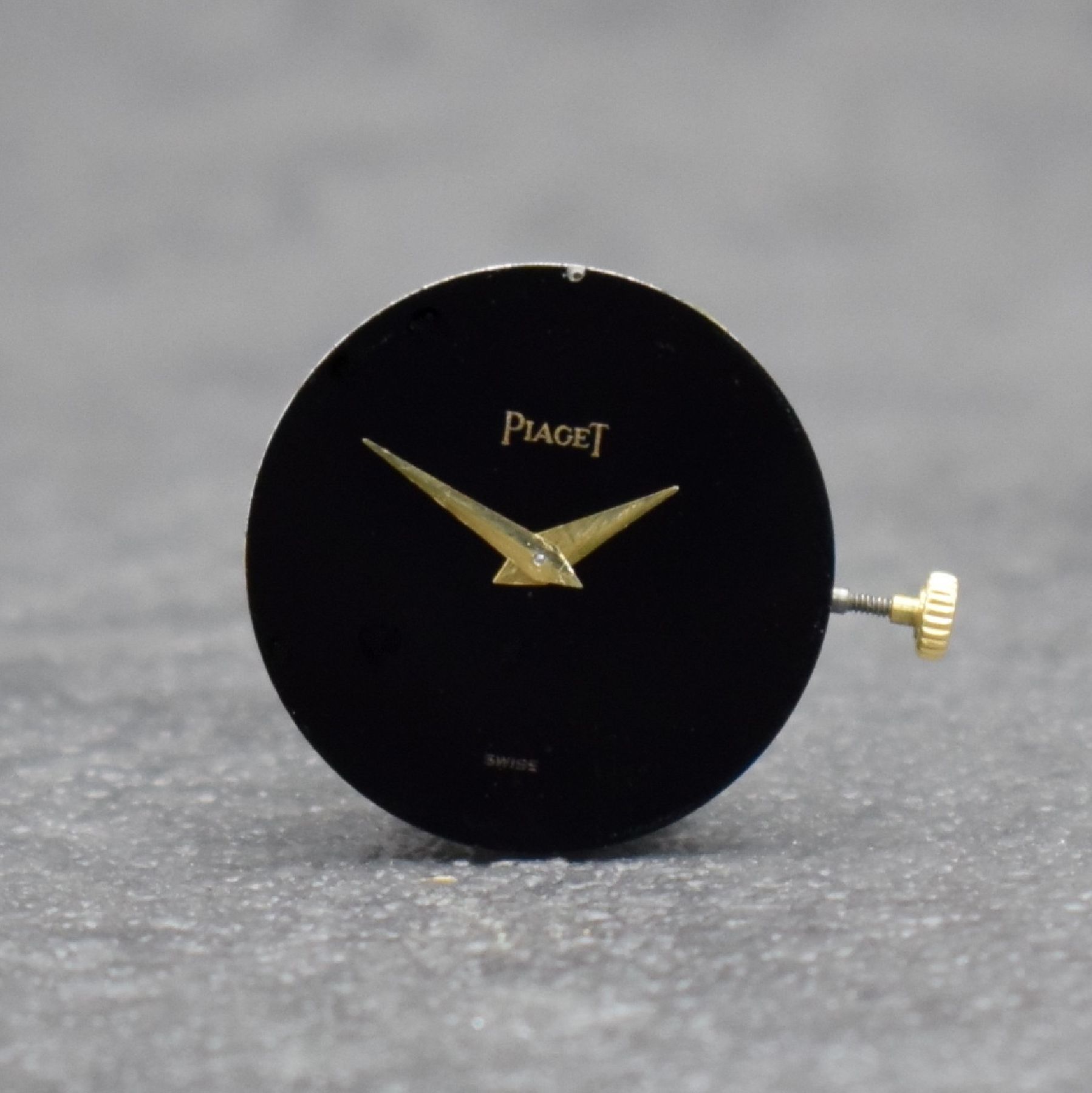 Detail k: PIAGET Designer Damenarmbanduhr in GG 750/000 Referenz 93431, Handaufzug, Schweiz um 1976, Boden 4-fach verschr., Lün. mit Koralle intarsiert, ...