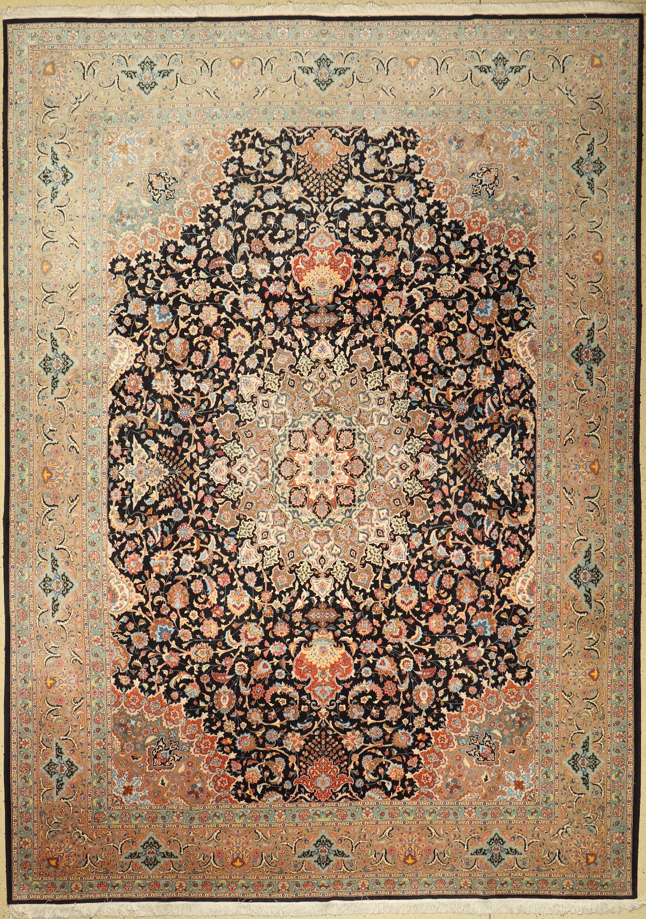 Täbriz fein (50 Raj), Persien, ca. 50 Jahre, Korkwolle mit Seide, ca. 427 x 300 cm, EHZ: 2, (gleichmäßig verblaßt)