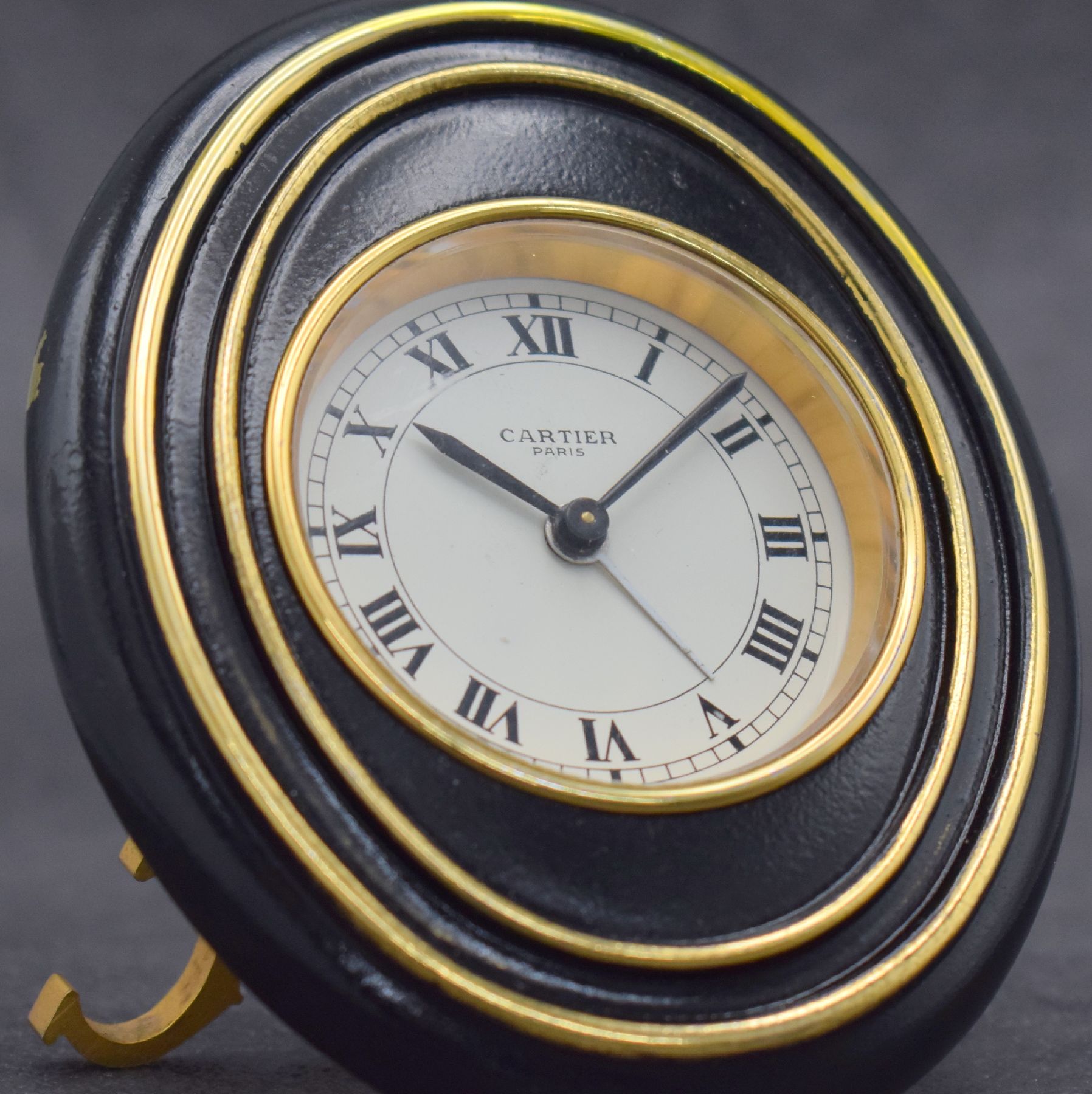 Detail a: CARTIER Paris Tischwecker, Schweiz um 1980, Handaufzug, Ref. 7511, verg. Messinggeh. z. T. lackiert, weißes Zifferbl. m. röm. Zahlen, Ankerwerk, ...