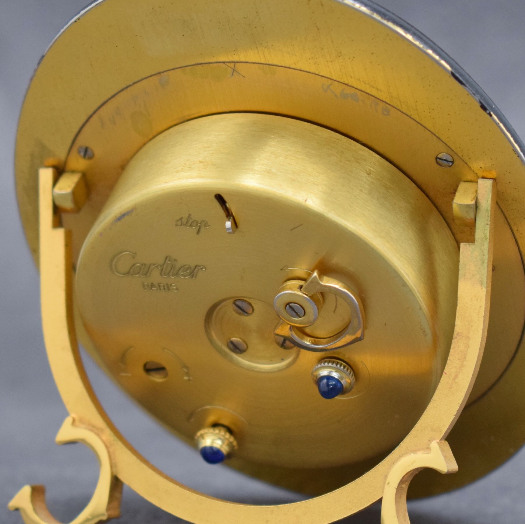 Detail c: CARTIER Paris Tischwecker, Schweiz um 1980, Handaufzug, Ref. 7511, verg. Messinggeh. z. T. lackiert, weißes Zifferbl. m. röm. Zahlen, Ankerwerk, ...