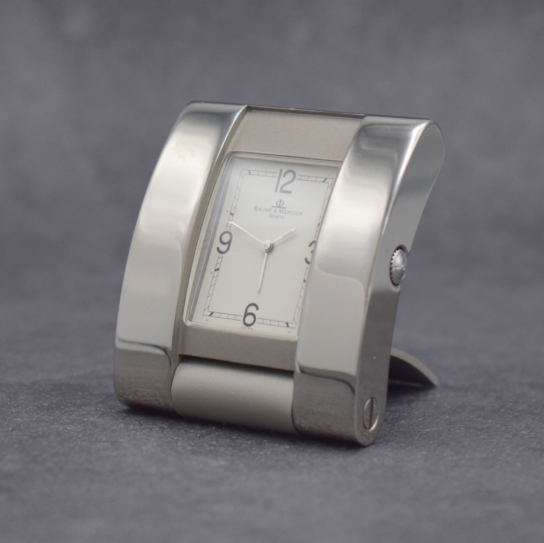 BAUME & MERCIER Tischwecker, Schweiz um 2005, quarz, aufklappbares Edelstahlgeh., rücks. 4-fach verschr., cremefarb. Zifferbl. m. arab. Zahlen, ...