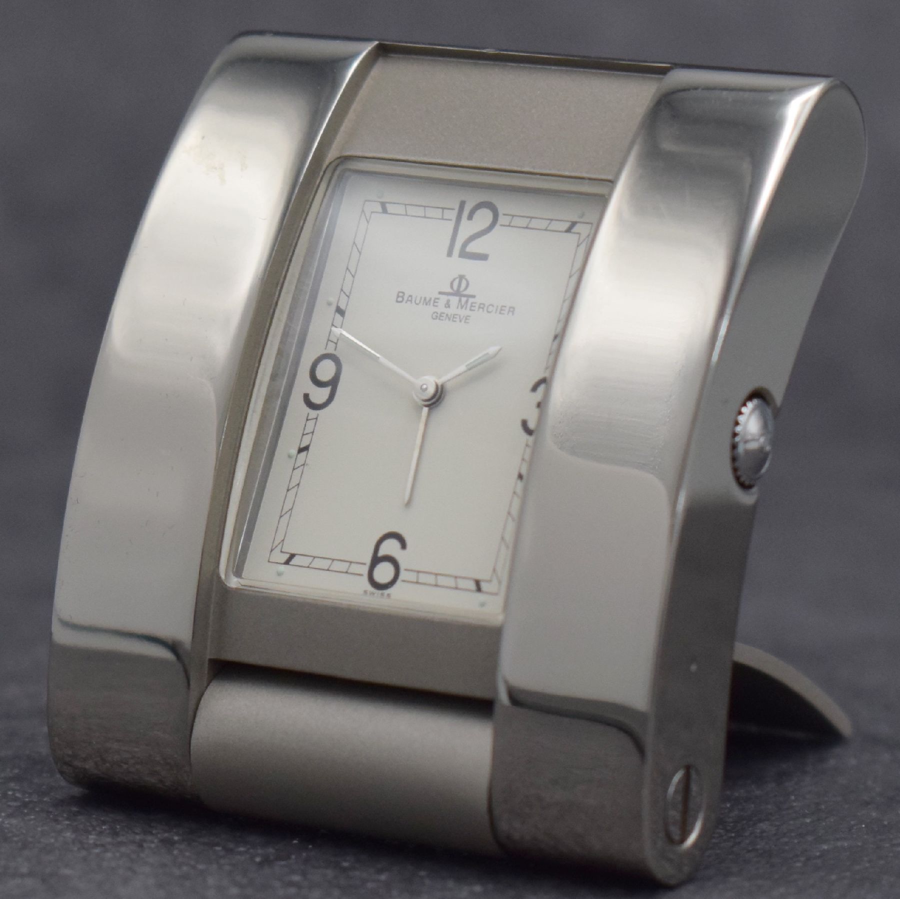 Detail a: BAUME & MERCIER Tischwecker, Schweiz um 2005, quarz, aufklappbares Edelstahlgeh., rücks. 4-fach verschr., cremefarb. Zifferbl. m. arab. Zahlen, ...
