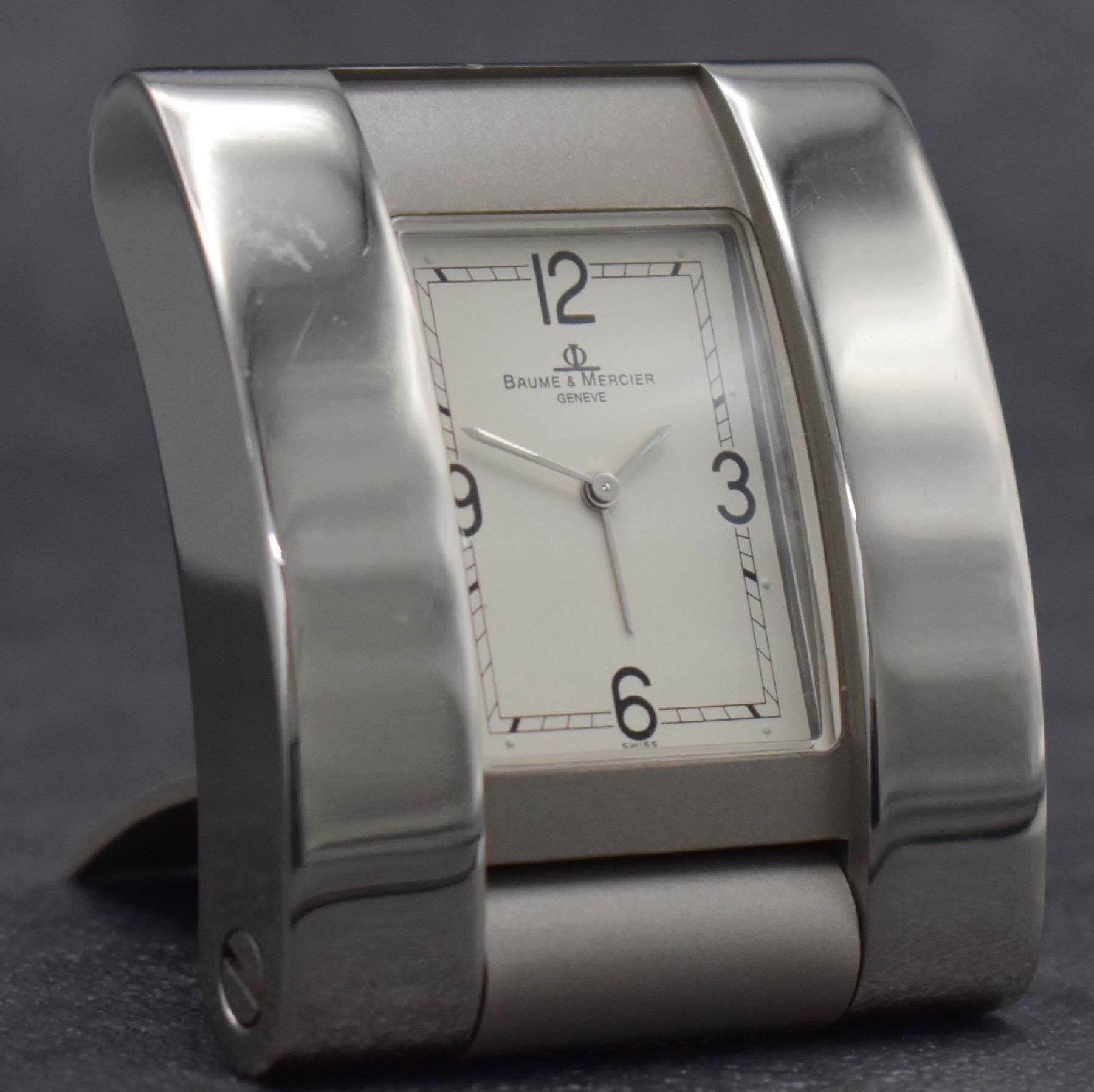 Detail b: BAUME & MERCIER Tischwecker, Schweiz um 2005, quarz, aufklappbares Edelstahlgeh., rücks. 4-fach verschr., cremefarb. Zifferbl. m. arab. Zahlen, ...