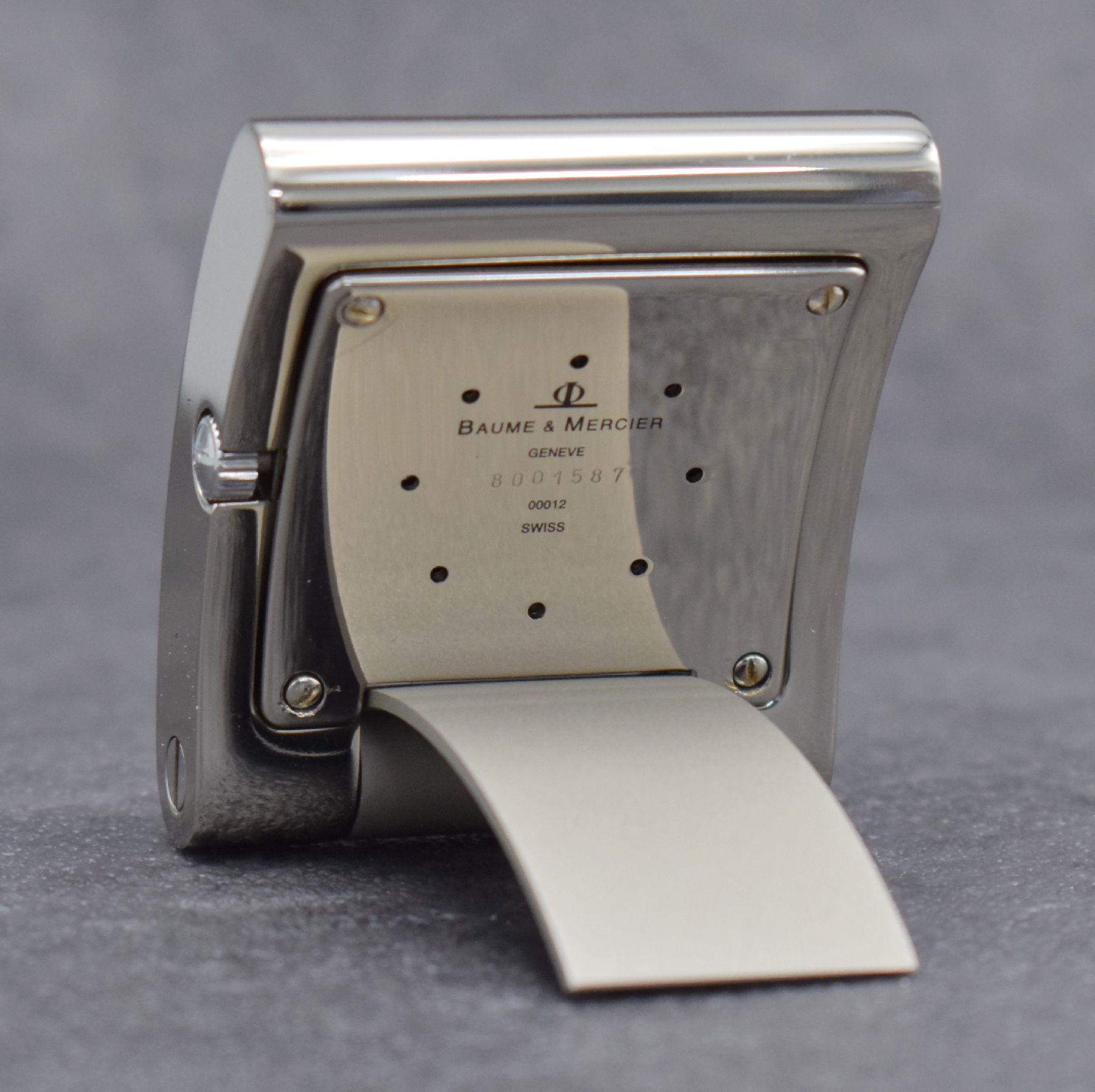Detail c: BAUME & MERCIER Tischwecker, Schweiz um 2005, quarz, aufklappbares Edelstahlgeh., rücks. 4-fach verschr., cremefarb. Zifferbl. m. arab. Zahlen, ...
