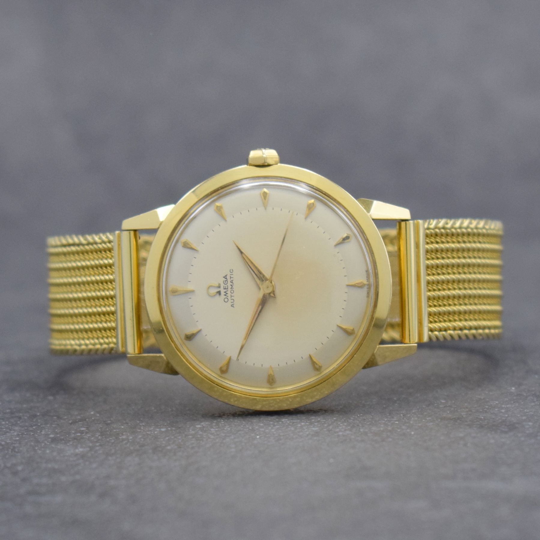 OMEGA seltene, große & unpolierte Herrenarmbanduhr in GG 750/000 Referenz 2737 S.C, Hammerautomatik, Schweiz um 1954, Boden verschr., neutr. GG ...