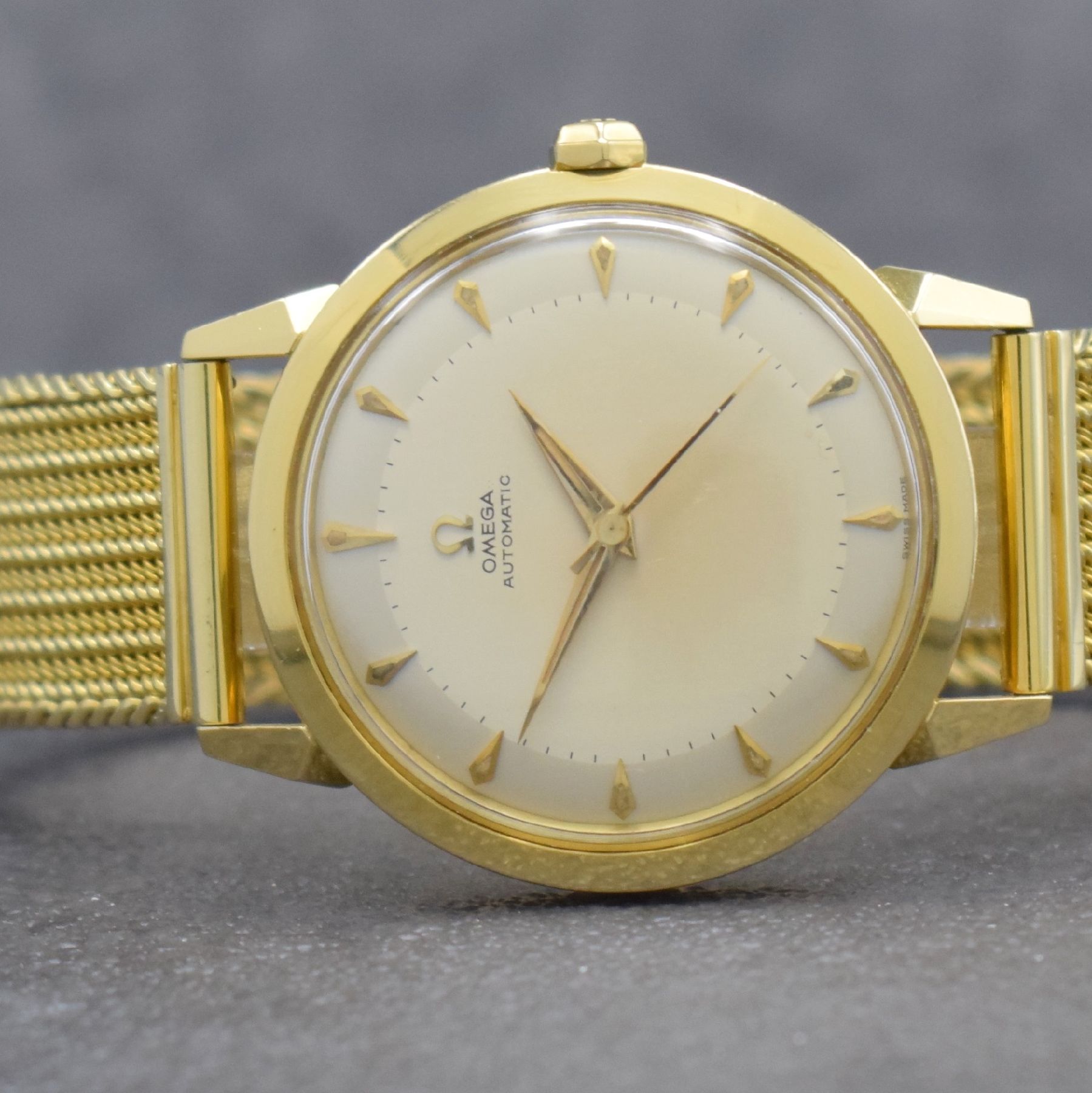 Detail a: OMEGA seltene, große & unpolierte Herrenarmbanduhr in GG 750/000 Referenz 2737 S.C, Hammerautomatik, Schweiz um 1954, Boden verschr., neutr. GG ...
