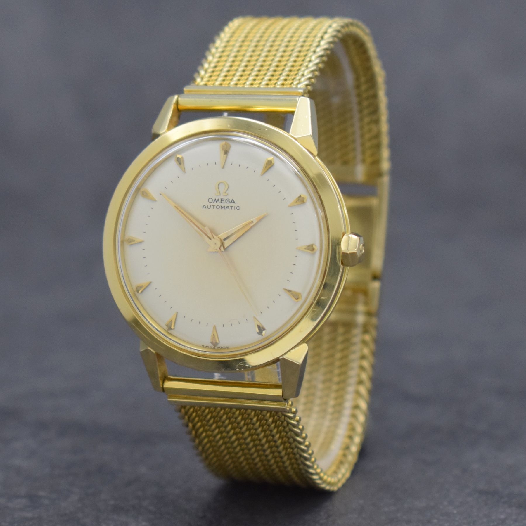 Detail b: OMEGA seltene, große & unpolierte Herrenarmbanduhr in GG 750/000 Referenz 2737 S.C, Hammerautomatik, Schweiz um 1954, Boden verschr., neutr. GG ...