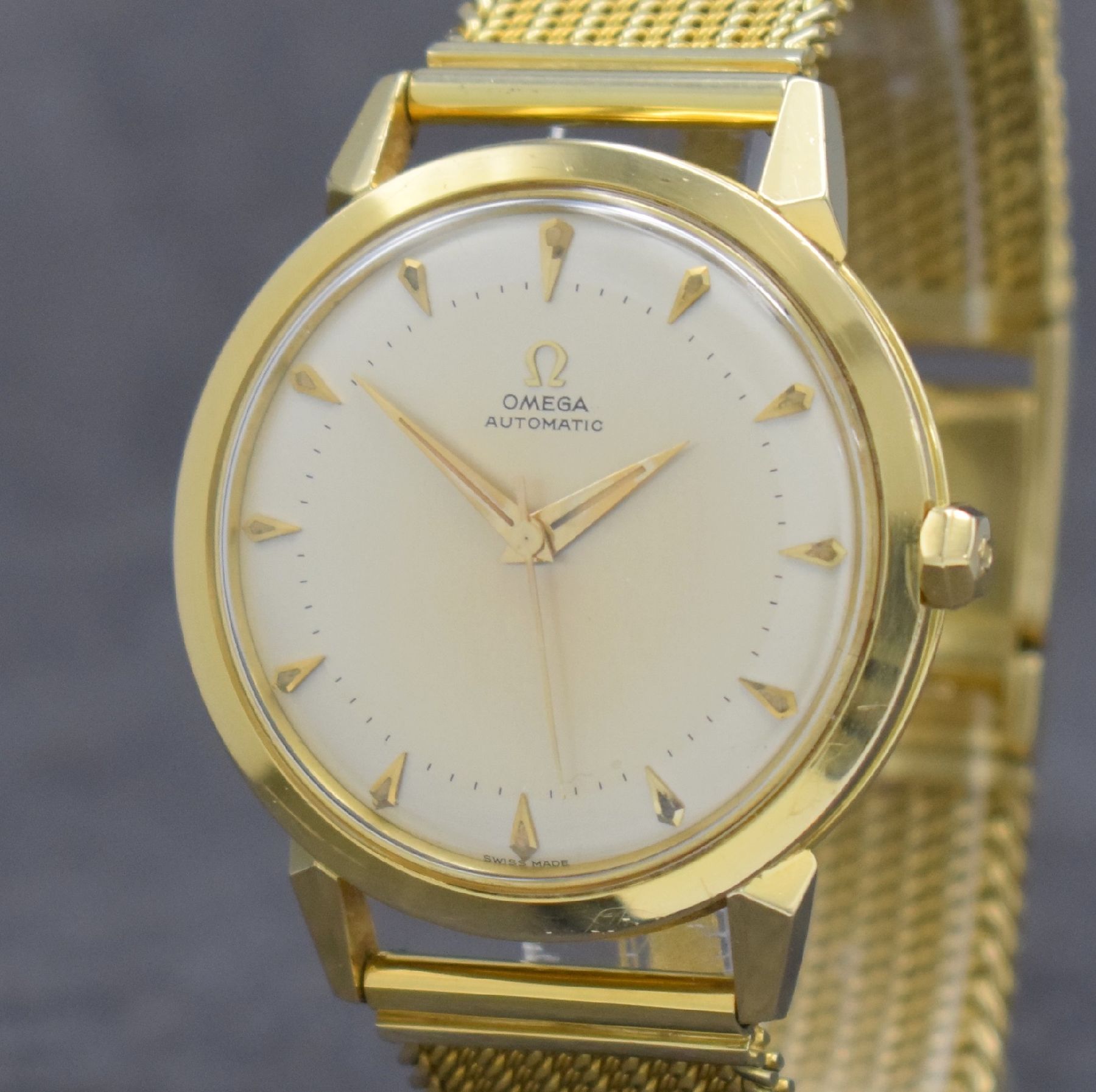 Detail c: OMEGA seltene, große & unpolierte Herrenarmbanduhr in GG 750/000 Referenz 2737 S.C, Hammerautomatik, Schweiz um 1954, Boden verschr., neutr. GG ...
