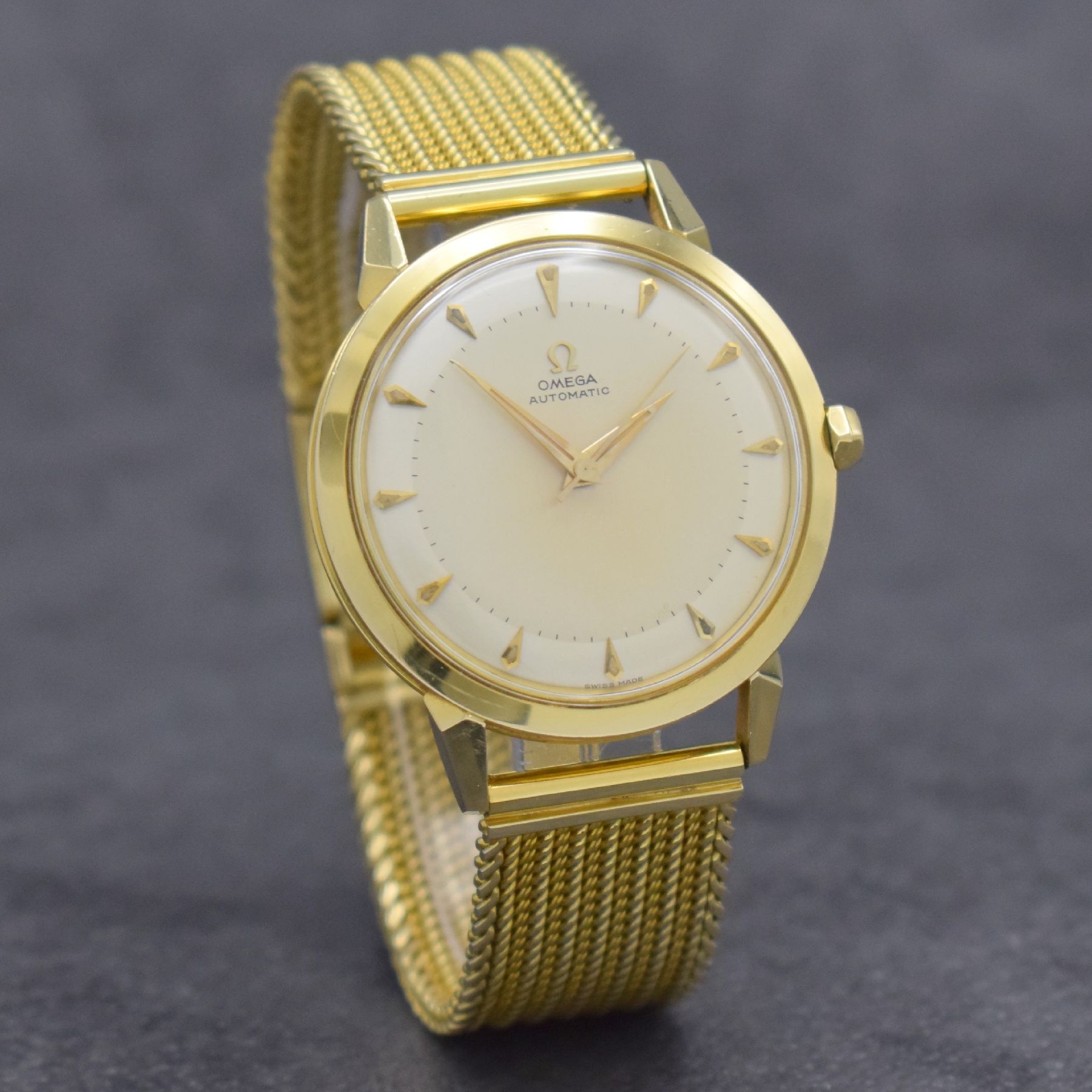 Detail d: OMEGA seltene, große & unpolierte Herrenarmbanduhr in GG 750/000 Referenz 2737 S.C, Hammerautomatik, Schweiz um 1954, Boden verschr., neutr. GG ...