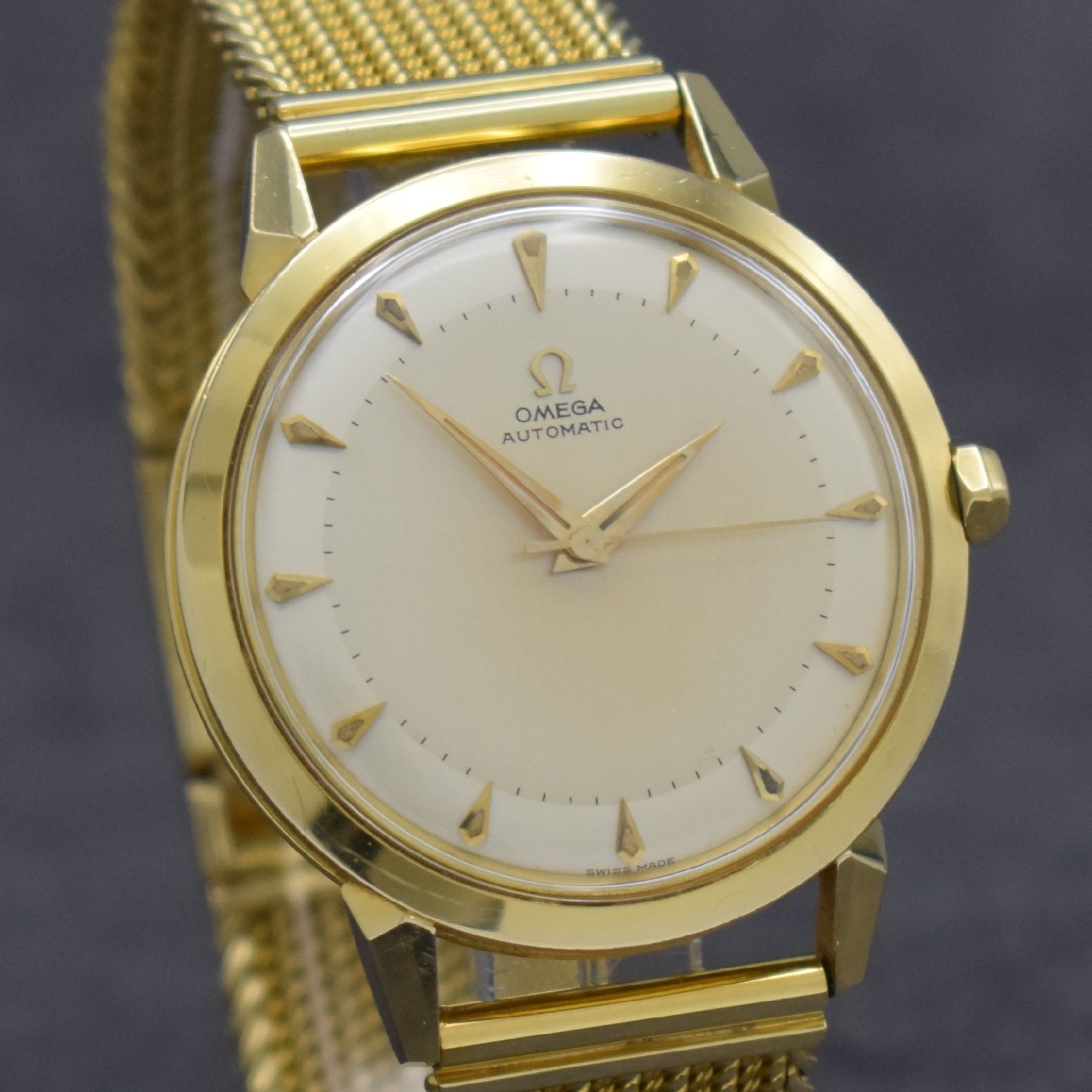 Detail e: OMEGA seltene, große & unpolierte Herrenarmbanduhr in GG 750/000 Referenz 2737 S.C, Hammerautomatik, Schweiz um 1954, Boden verschr., neutr. GG ...
