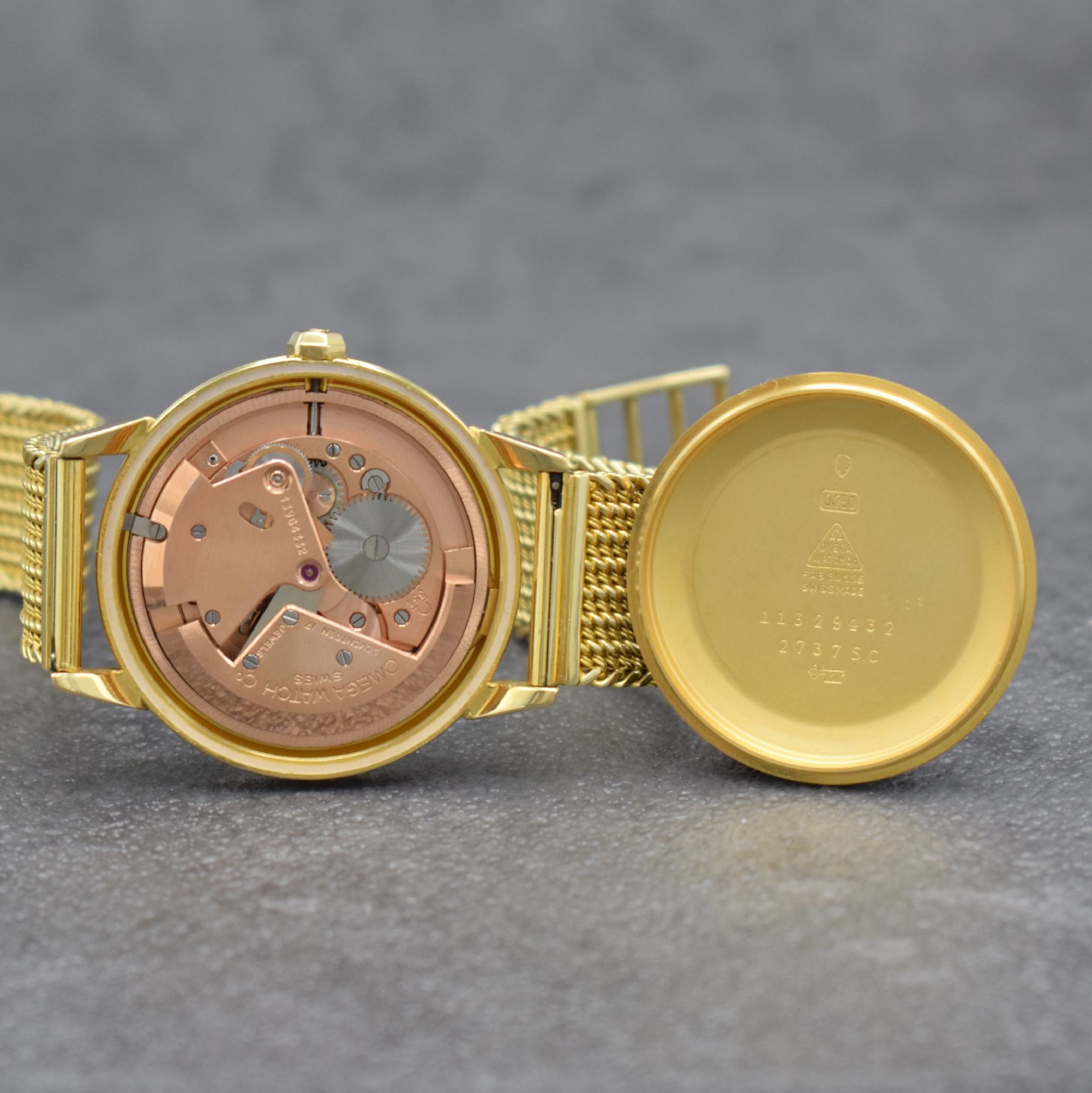 Detail f: OMEGA seltene, große & unpolierte Herrenarmbanduhr in GG 750/000 Referenz 2737 S.C, Hammerautomatik, Schweiz um 1954, Boden verschr., neutr. GG ...