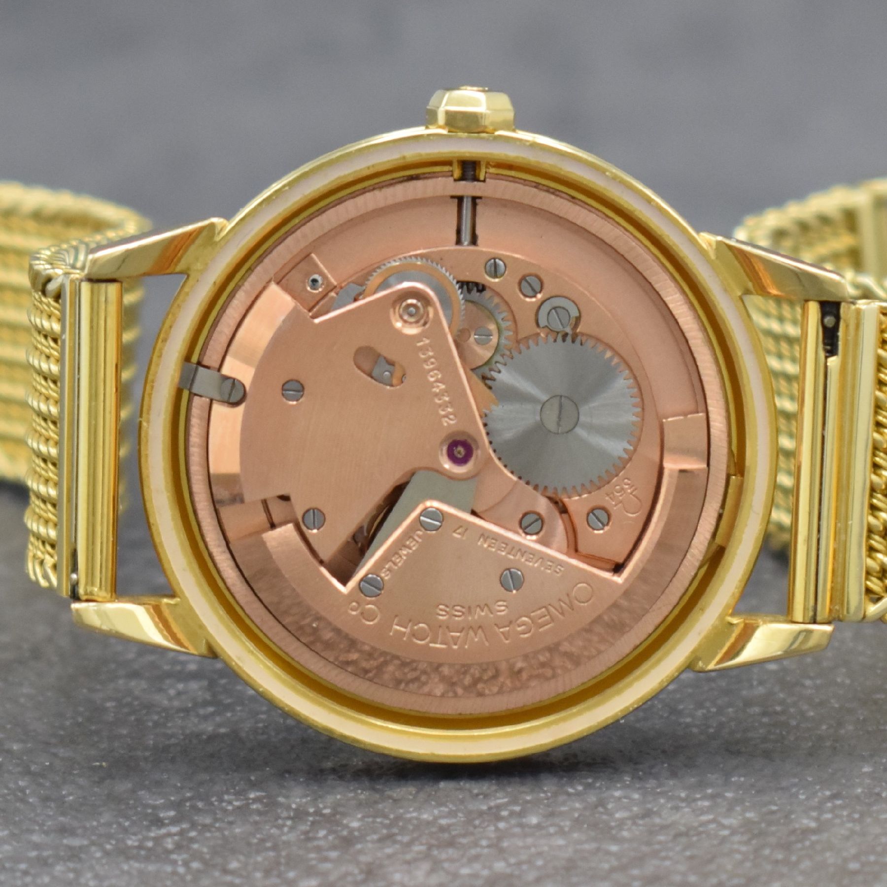 Detail g: OMEGA seltene, große & unpolierte Herrenarmbanduhr in GG 750/000 Referenz 2737 S.C, Hammerautomatik, Schweiz um 1954, Boden verschr., neutr. GG ...