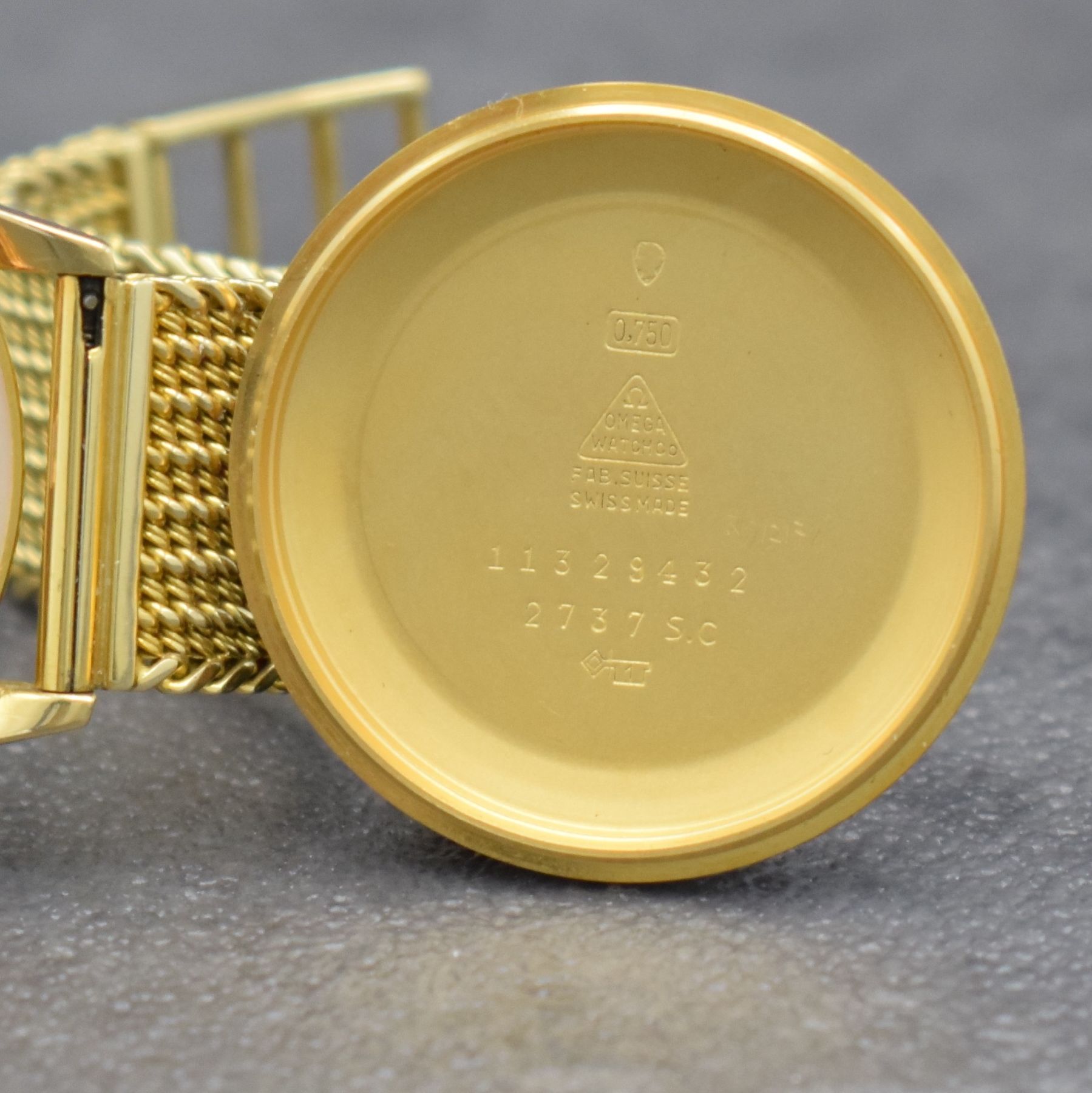 Detail h: OMEGA seltene, große & unpolierte Herrenarmbanduhr in GG 750/000 Referenz 2737 S.C, Hammerautomatik, Schweiz um 1954, Boden verschr., neutr. GG ...
