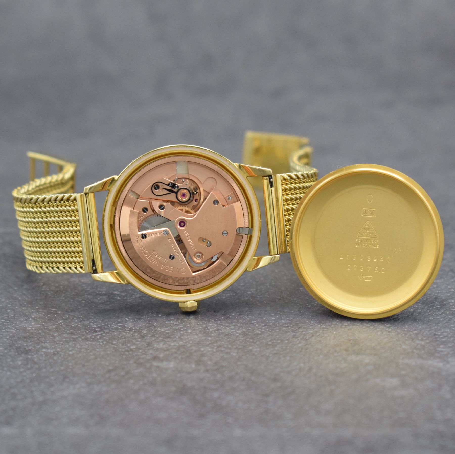 Detail i: OMEGA seltene, große & unpolierte Herrenarmbanduhr in GG 750/000 Referenz 2737 S.C, Hammerautomatik, Schweiz um 1954, Boden verschr., neutr. GG ...