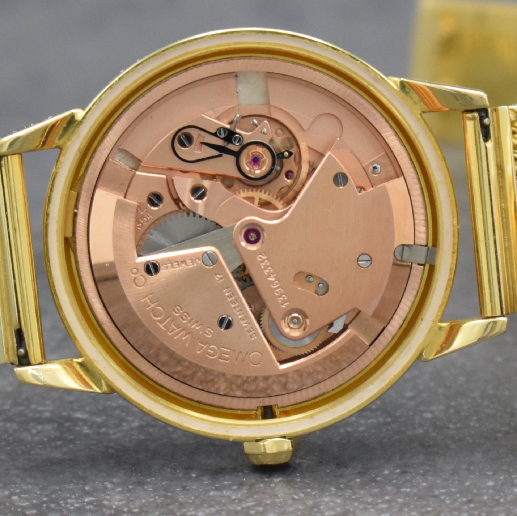 Detail j: OMEGA seltene, große & unpolierte Herrenarmbanduhr in GG 750/000 Referenz 2737 S.C, Hammerautomatik, Schweiz um 1954, Boden verschr., neutr. GG ...