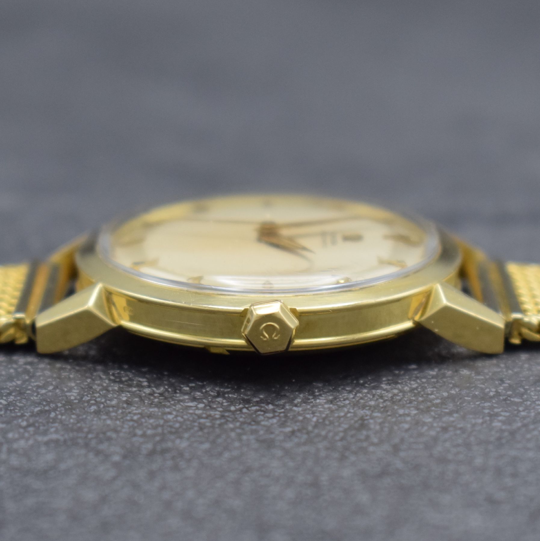 Detail k: OMEGA seltene, große & unpolierte Herrenarmbanduhr in GG 750/000 Referenz 2737 S.C, Hammerautomatik, Schweiz um 1954, Boden verschr., neutr. GG ...