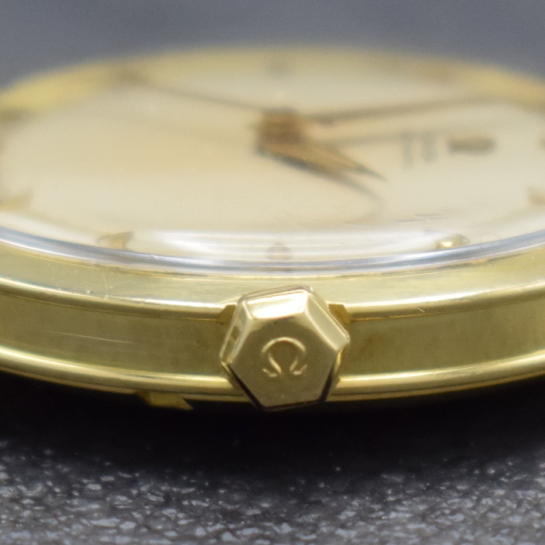 Detail l: OMEGA seltene, große & unpolierte Herrenarmbanduhr in GG 750/000 Referenz 2737 S.C, Hammerautomatik, Schweiz um 1954, Boden verschr., neutr. GG ...