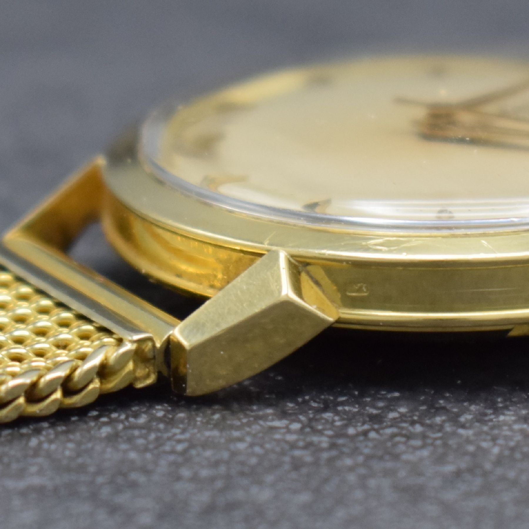 Detail m: OMEGA seltene, große & unpolierte Herrenarmbanduhr in GG 750/000 Referenz 2737 S.C, Hammerautomatik, Schweiz um 1954, Boden verschr., neutr. GG ...