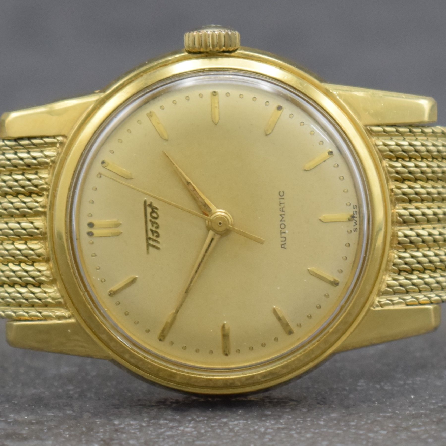 Detail a: TISSOT Herrenarmbanduhr in GG 585/000 an original Milanaiseband, Automatik, Schweiz um 1960, verschr. Boden m. starken Rep.-Spuren, gold. Zifferbl. ...