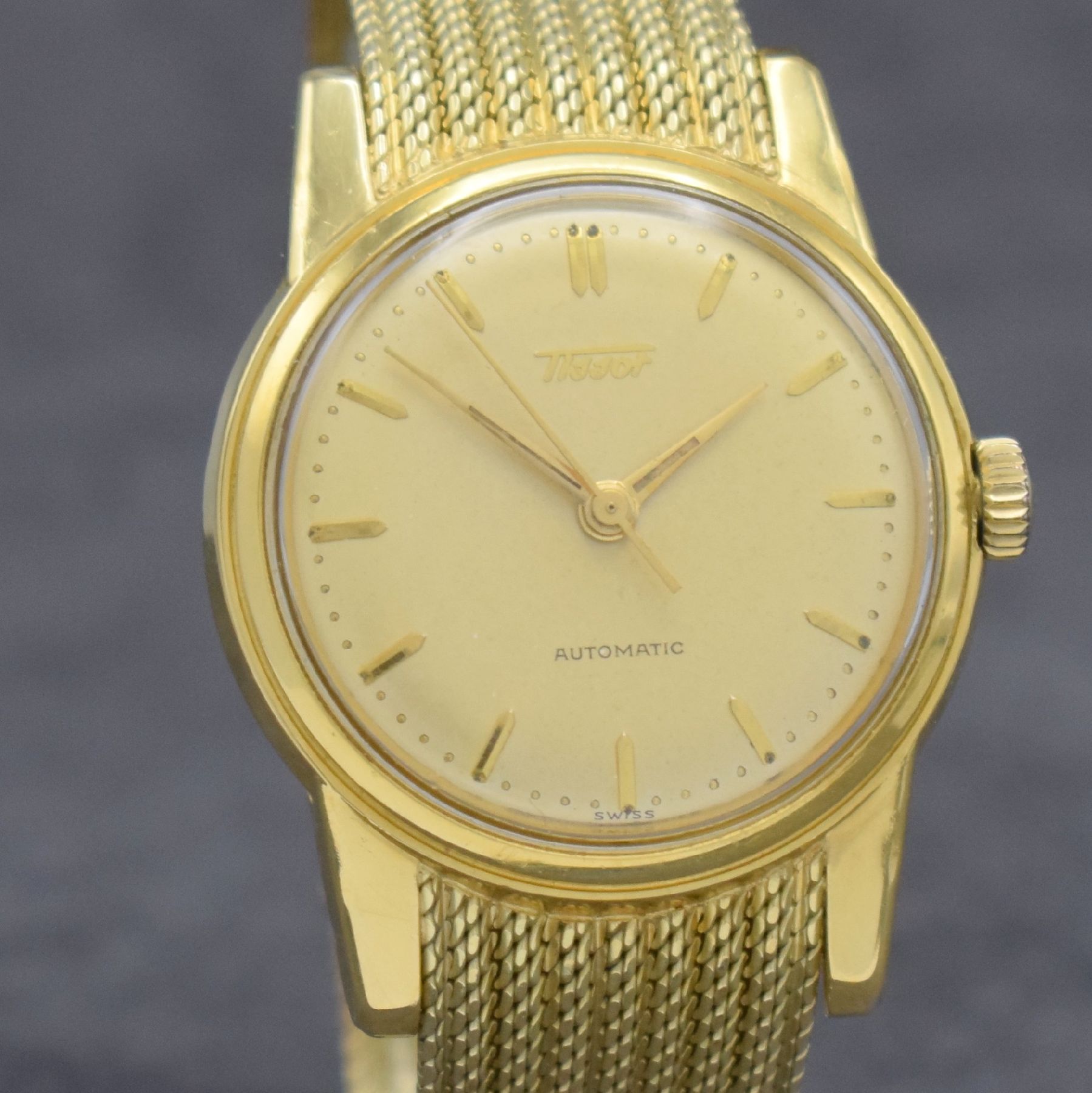 Detail e: TISSOT Herrenarmbanduhr in GG 585/000 an original Milanaiseband, Automatik, Schweiz um 1960, verschr. Boden m. starken Rep.-Spuren, gold. Zifferbl. ...