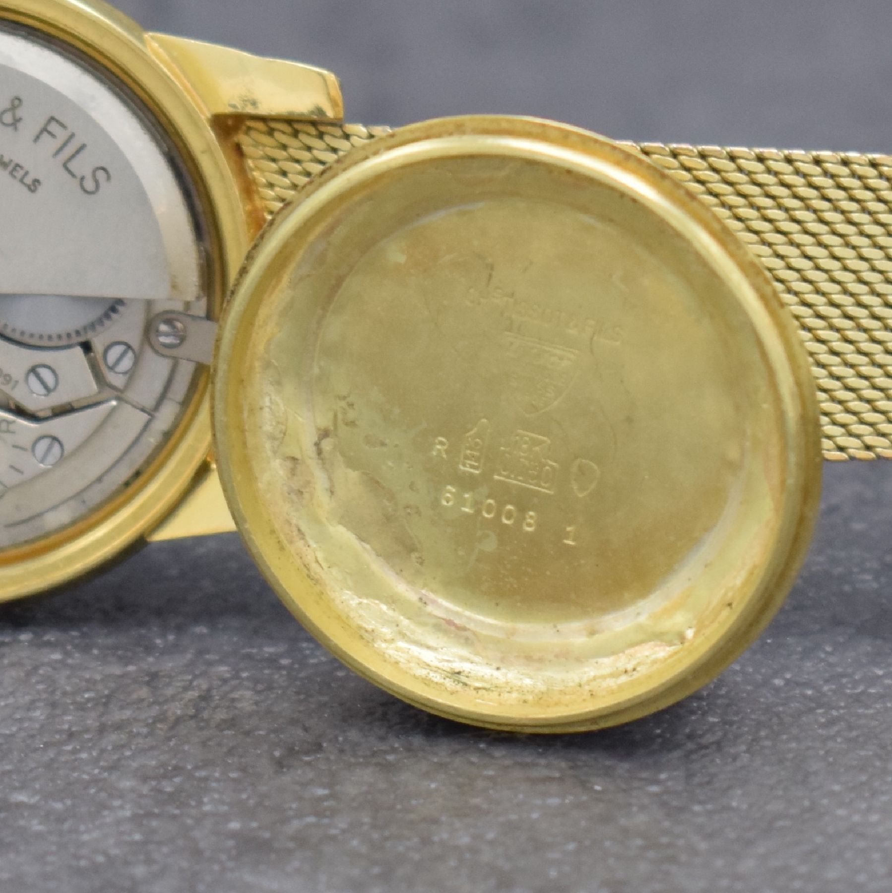 Detail i: TISSOT Herrenarmbanduhr in GG 585/000 an original Milanaiseband, Automatik, Schweiz um 1960, verschr. Boden m. starken Rep.-Spuren, gold. Zifferbl. ...