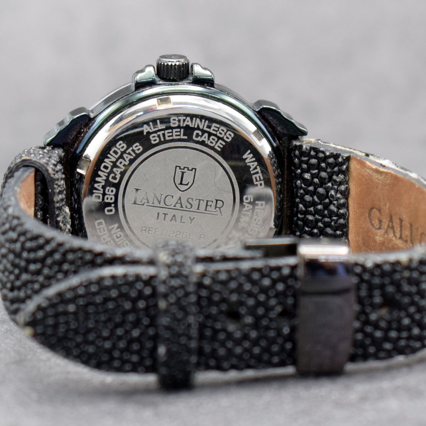 Detail e: LANCASTER Damenarmbanduhr, Italien um 2000, quarz, Ref. 0226L-B, geschwärztes Edelstahlgeh., Boden geschr., orig. Lederband m. orig. Faltschl., ...
