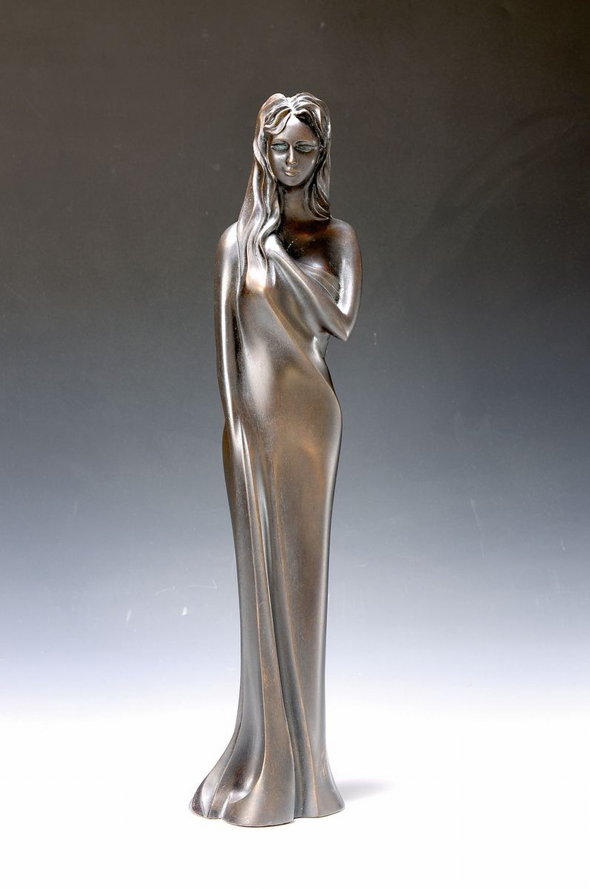 Unbekannter zeitgenössischer Künstler, stehende junge Frau, Bronzeskulptur, H. ca. 53cm