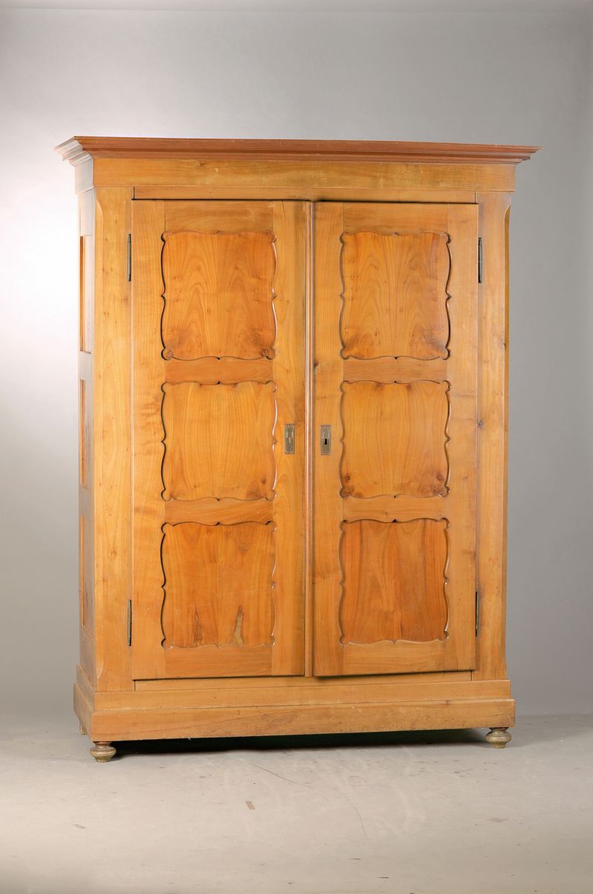 Kleiderschrank, Spätbiedermeier, deutsch, um 1845/55, Kirschholz massiv, Inlets z.T. Kirschbaum furniert, z.T. doppelt gespiegelt verlegt, Füße ...