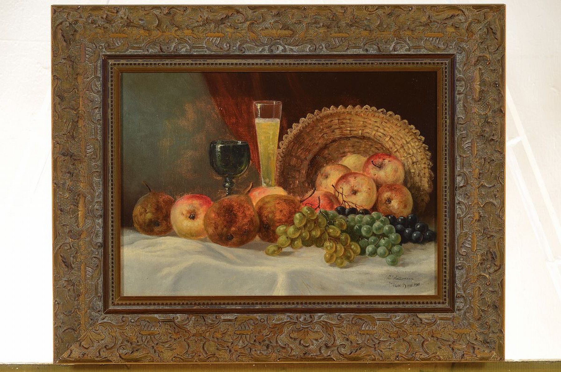 Detail k: L. Wollmann, München 1911, Stillleben mit Obst und Gläsern, Öl/Lwd, re. unten sign. u. dat., ca. 26 x 35 cm, Prunkrahmen ca. 38.5 x 48.5 cm