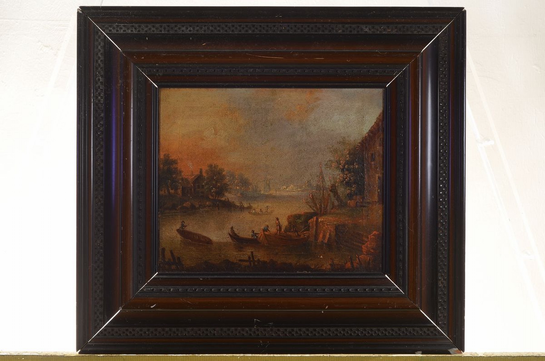 Detail k: Unbekannter Künstler, Niederlande, um 1830-40, weite Flußlandschaft mit Häusern am Ufer, Fischern und einer Stadt im Hintergrund, Abendstimmung, ...