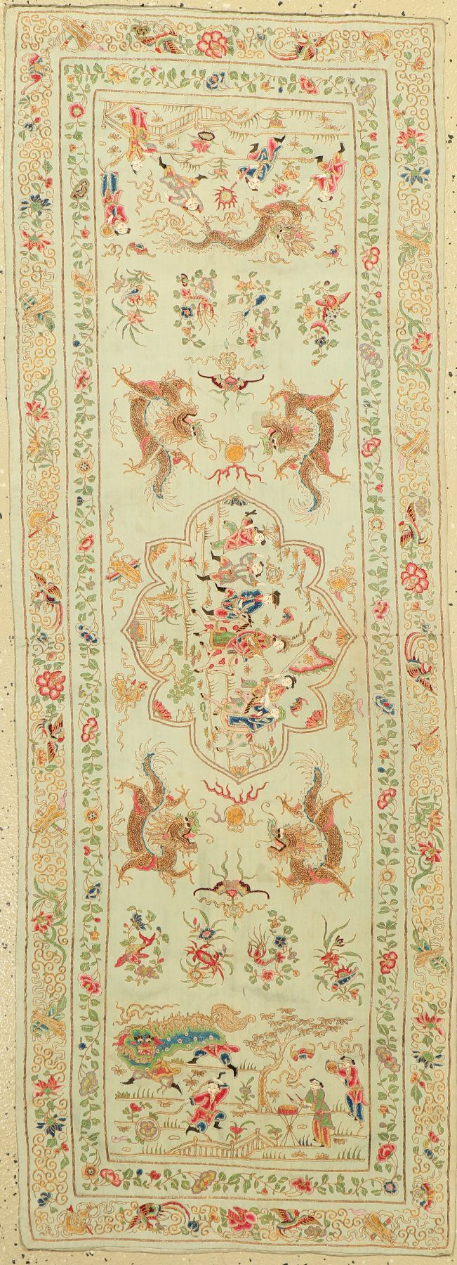 Chinesische Stickerei, um 1930, Goldbrokat auf Seide, ca. 144 x 52 cm, EHZ: 2