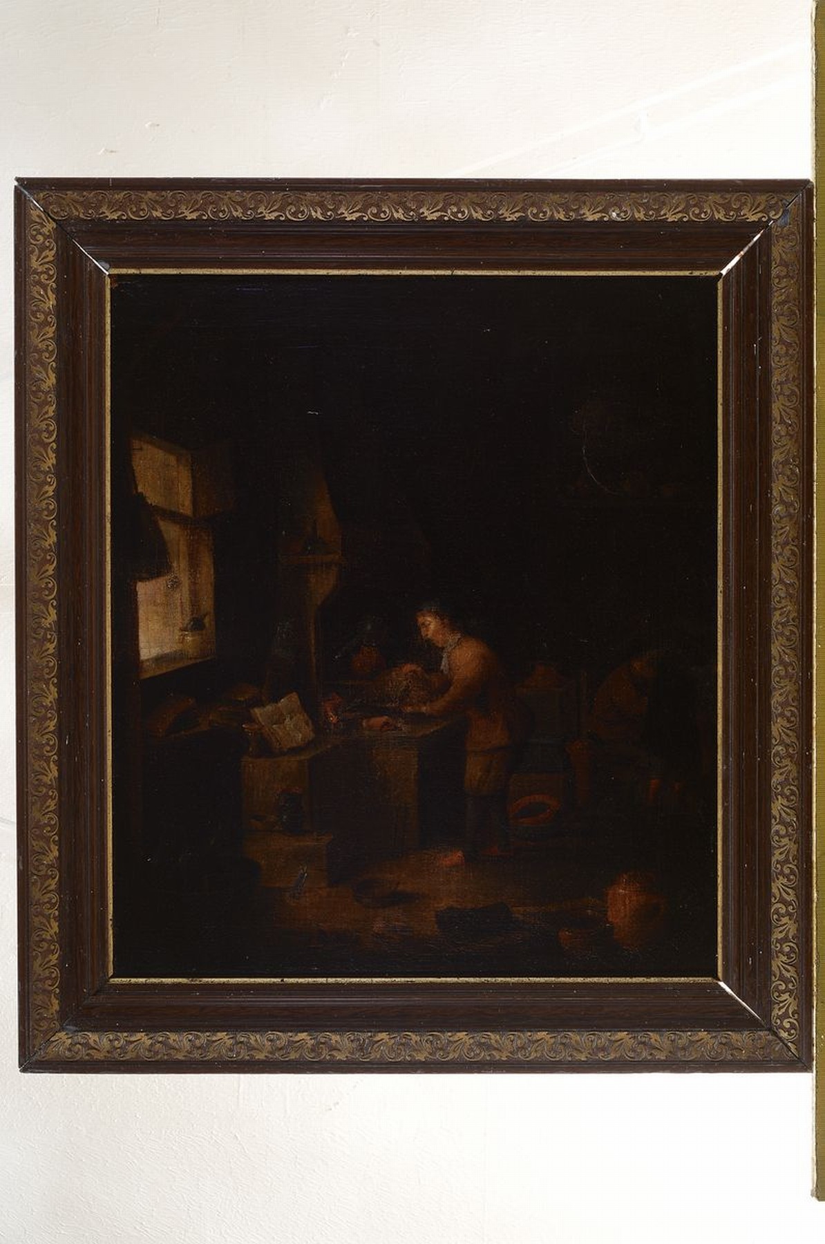 Detail k: Niederländischer Künstler, um 1680, Interieur mit Apotheker beim Feuer machen im Hintergrund sitzender Mann, lasierende Malerei, 47 x 41 cm, ...