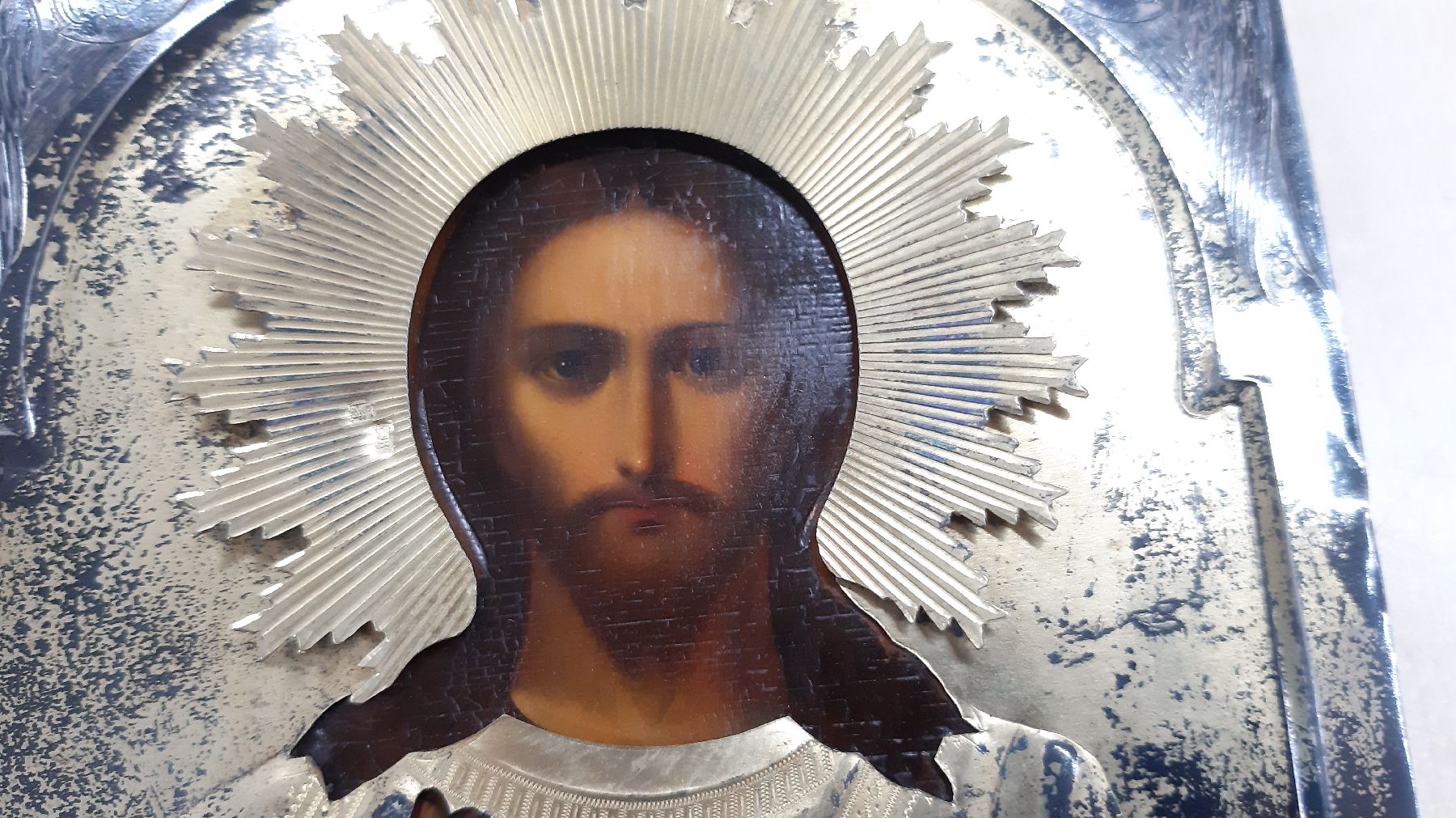 Detail d: Ikone Russland, um 1900, Silberoklad, Christus Pantokrator, Eitempera/Holz, 18 x 14 cm, Reste Vergoldung