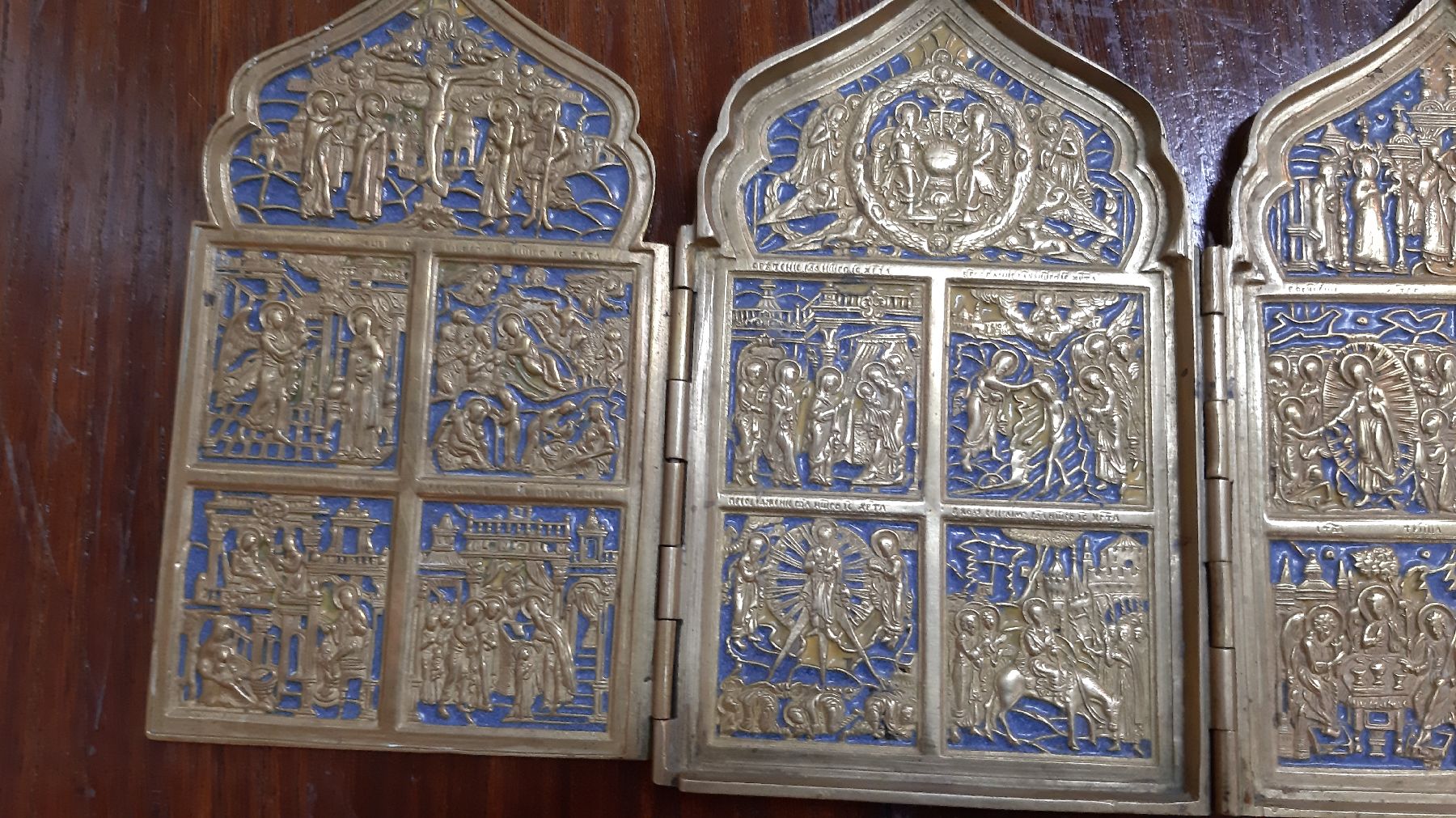 Detail c: Reiseikone, Russland, Mitte 19. Jh., Messing, Vita von Jesus Christus, blau emailliert, ca. 17.5 x 40.5 cm