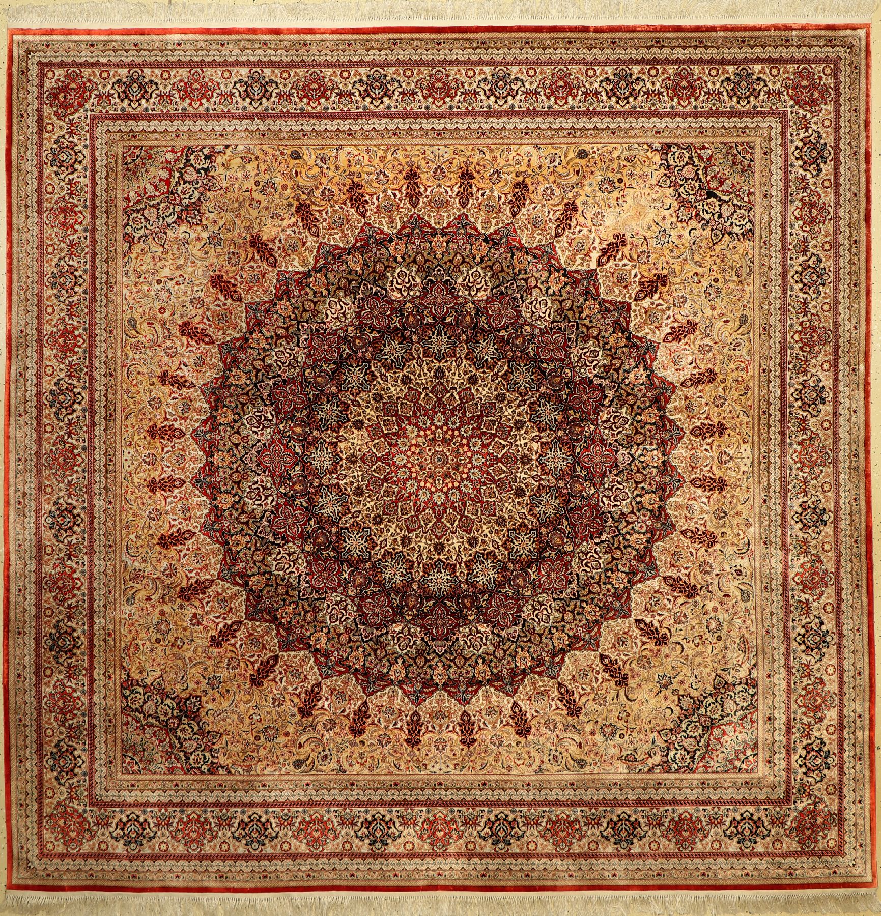 Täbriz Seide fein, China, ca. 50 Jahre, reine Naturseide, ca. 246 x 246 cm, EHZ: 2, reinigungsbedürftig