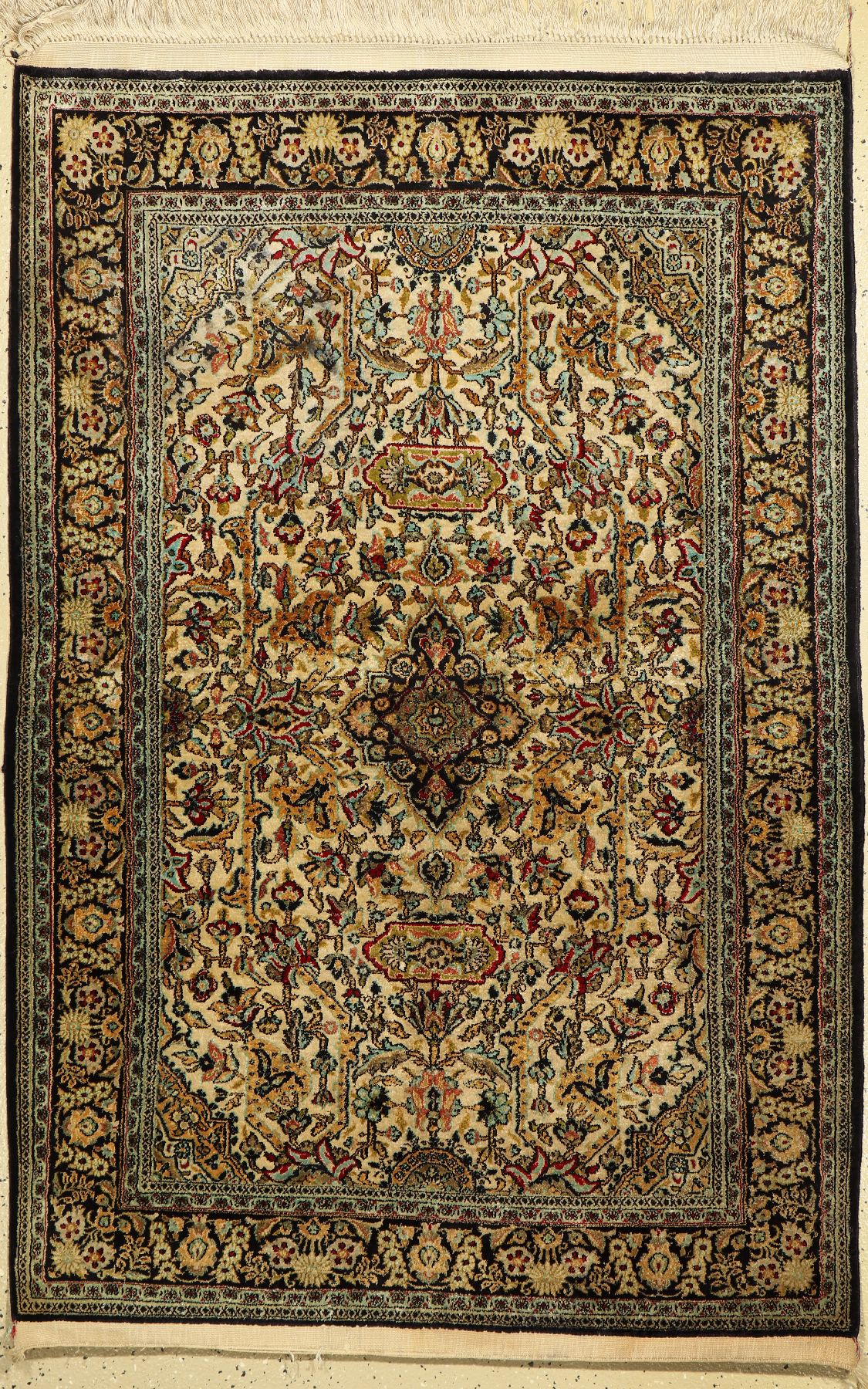 Ghom Seide, Persien, ca. 60 Jahre, reine Naturseide, ca. 165 x 106 cm, EHZ: 2, (leicht verfärbt)