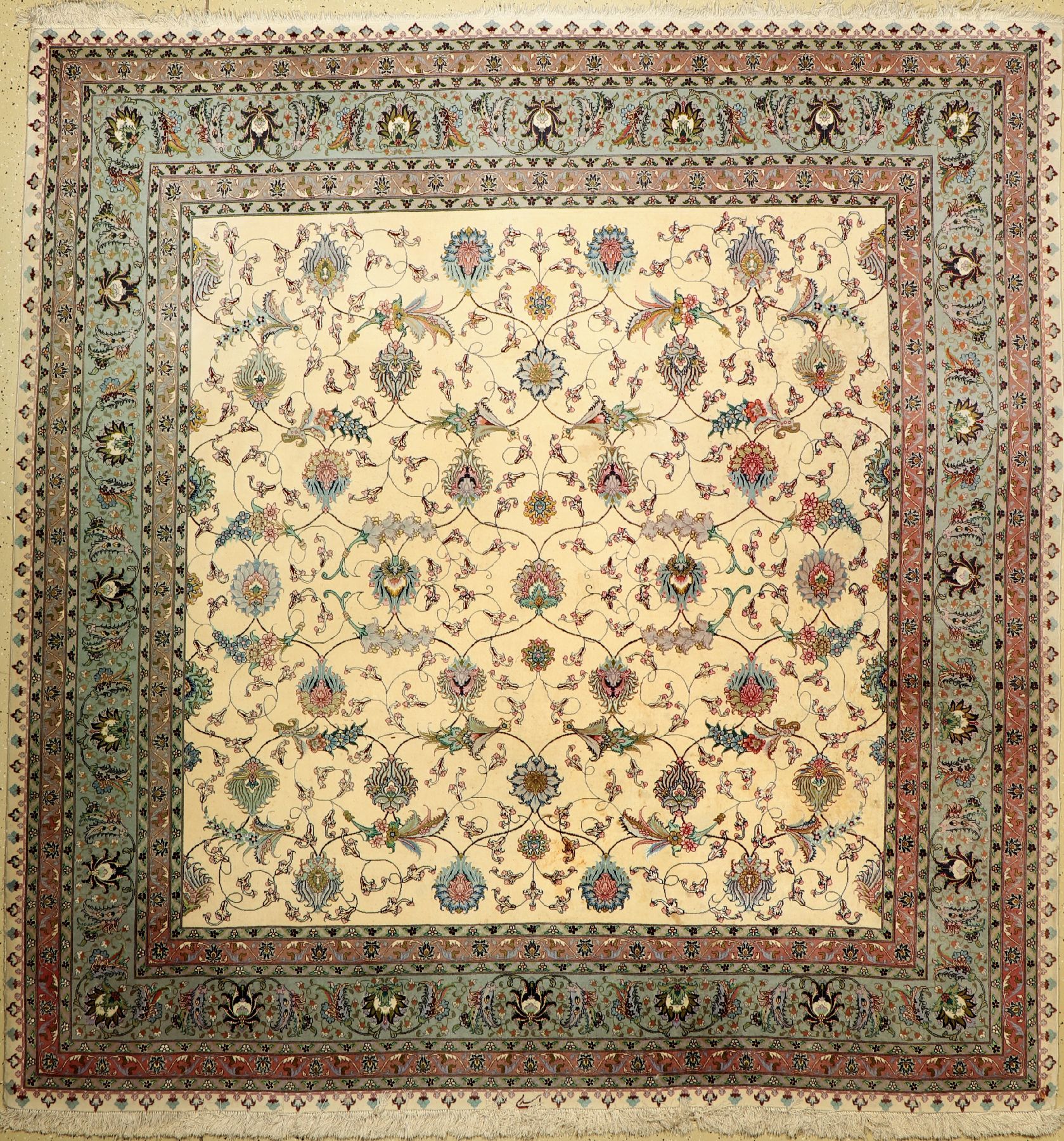 Täbriz fein(50 Raj), Persien, ca. 50 Jahre,Korkwolle mit und auf Seide, ca. 255 x 247 cm,Reinigungsbedürftig, EHZ: 2