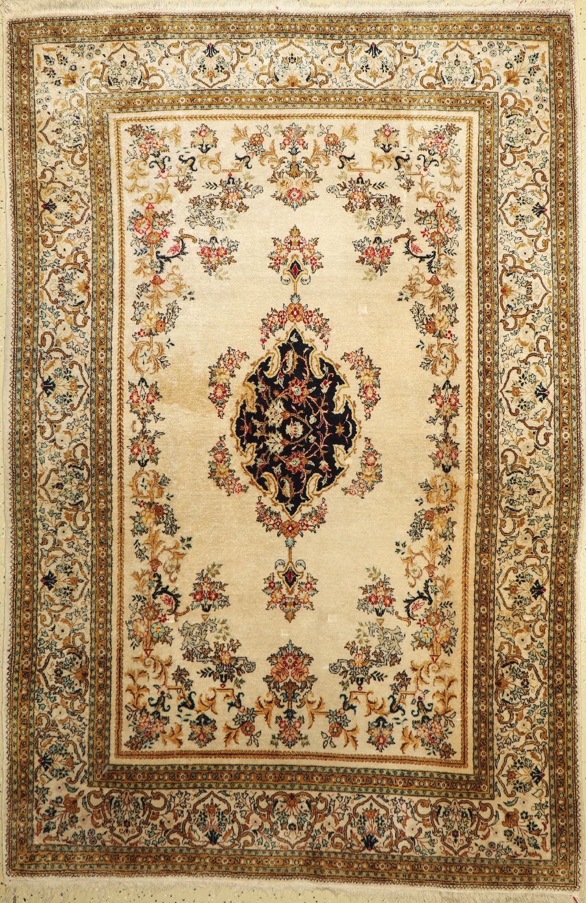 Ghom Seide alt, Persien, ca. 60 Jahre, reine Naturseide, ca. 220 x 147 cm, EHZ: 2-3