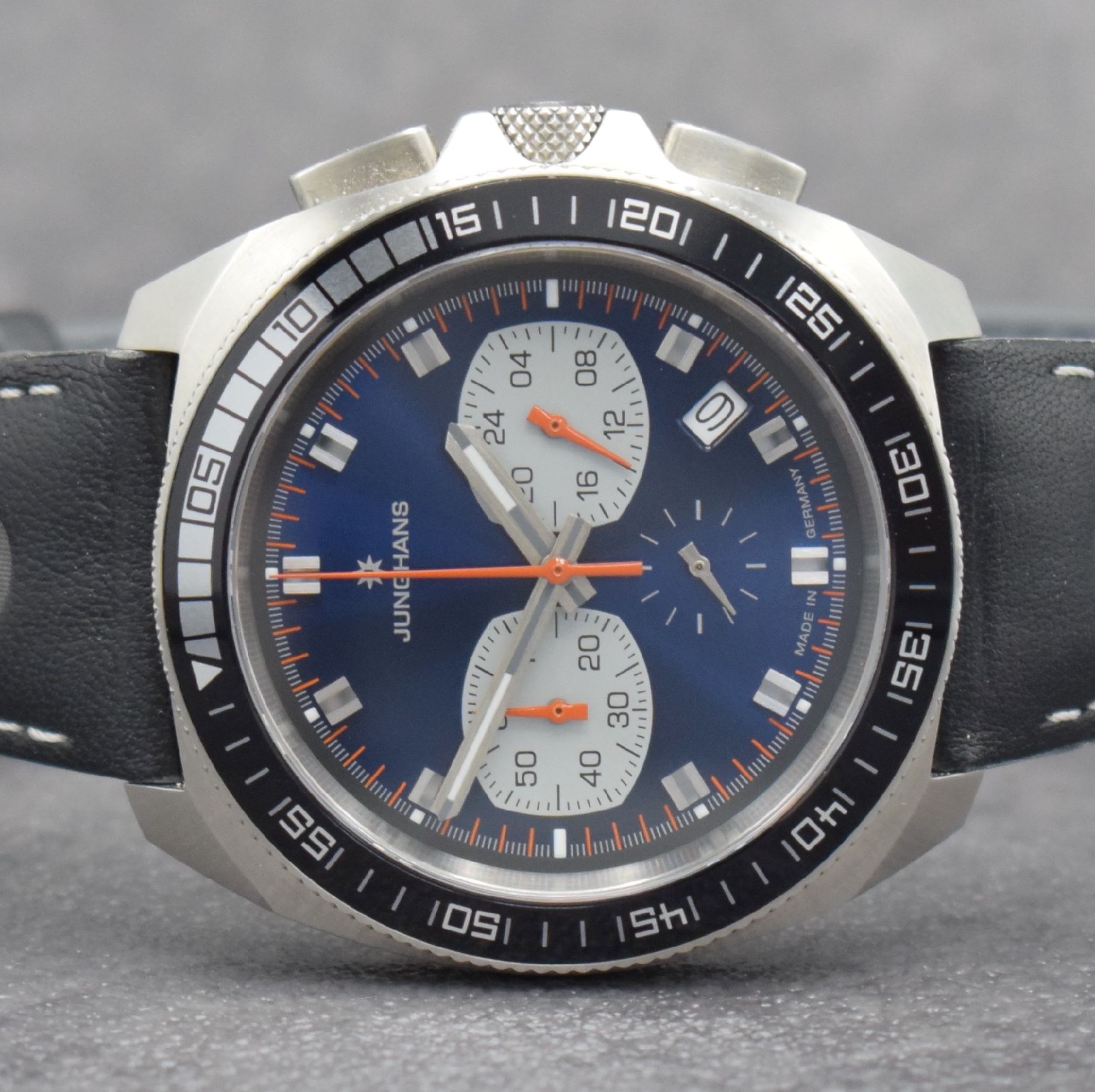 Detail a: JUNGHANS Armbandchronograph 1972 Chronoscope Referenz 041/4261.00, Deutschland um 2018, quarz, Edelstahlgeh. inkl. orig. Lederband m. orig. ...