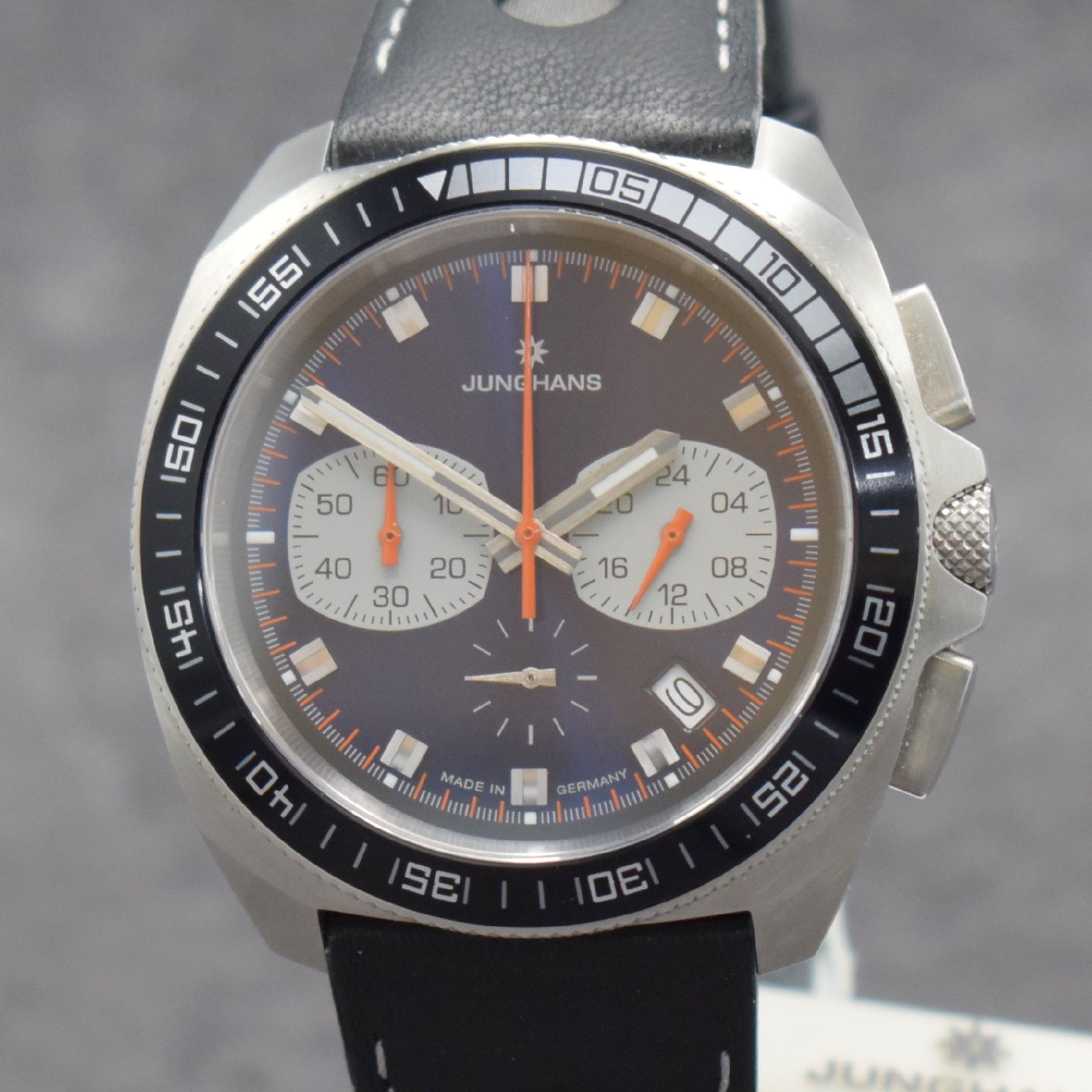 Detail c: JUNGHANS Armbandchronograph 1972 Chronoscope Referenz 041/4261.00, Deutschland um 2018, quarz, Edelstahlgeh. inkl. orig. Lederband m. orig. ...