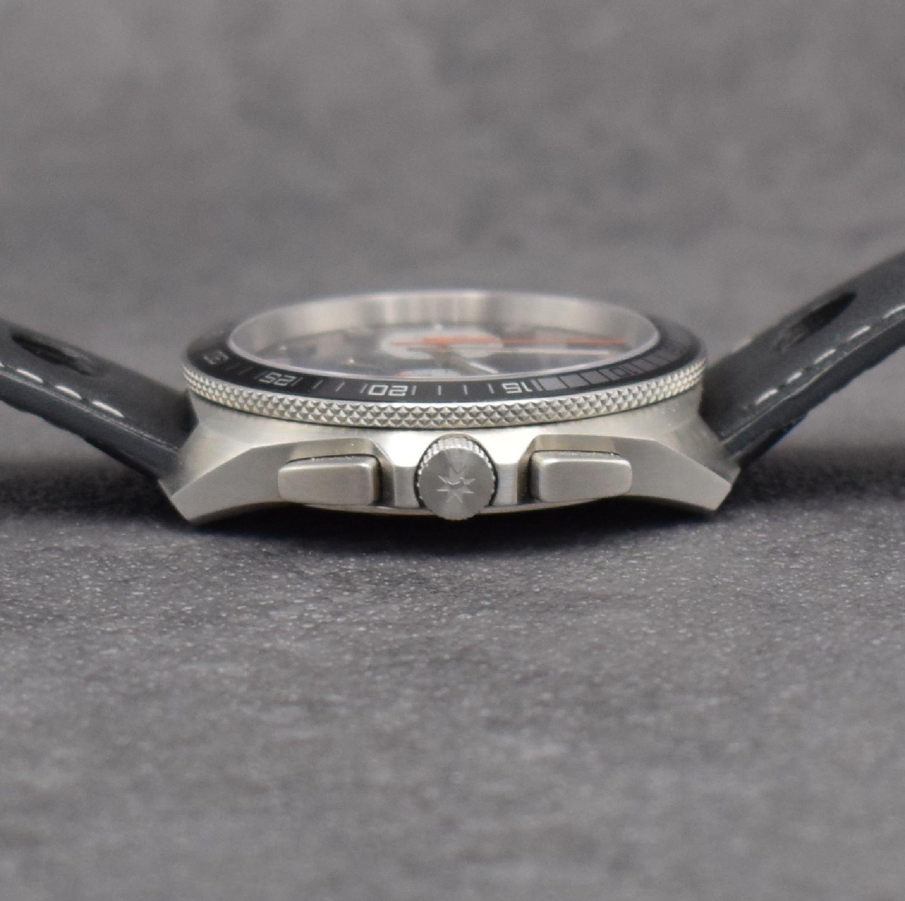 Detail e: JUNGHANS Armbandchronograph 1972 Chronoscope Referenz 041/4261.00, Deutschland um 2018, quarz, Edelstahlgeh. inkl. orig. Lederband m. orig. ...
