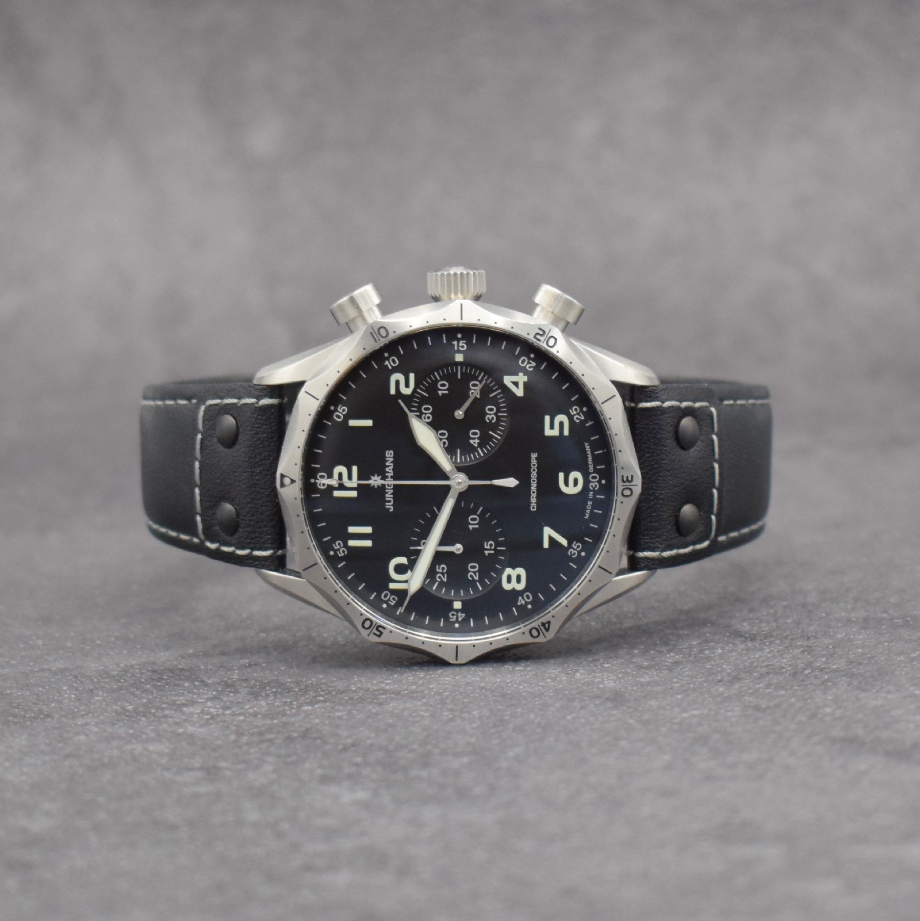 JUNGHANS Meister Pilot Armbandchronograph Referenz 027/3590.00, Automatik, Deutschland um 2018, Edelstahlgeh. inkl. orig. Lederband m. orig. ...