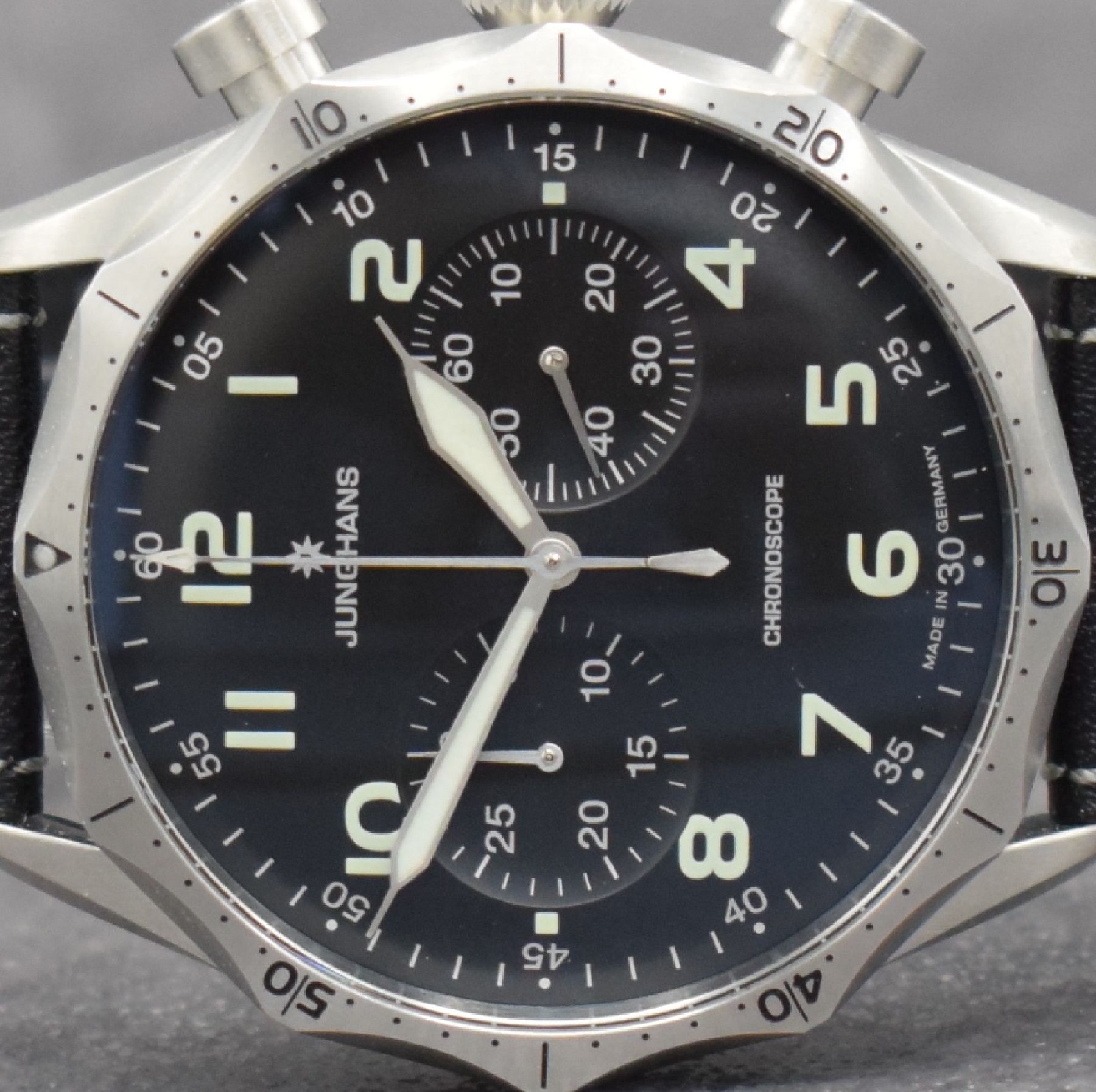 Detail b: JUNGHANS Meister Pilot Armbandchronograph Referenz 027/3590.00, Automatik, Deutschland um 2018, Edelstahlgeh. inkl. orig. Lederband m. orig. ...