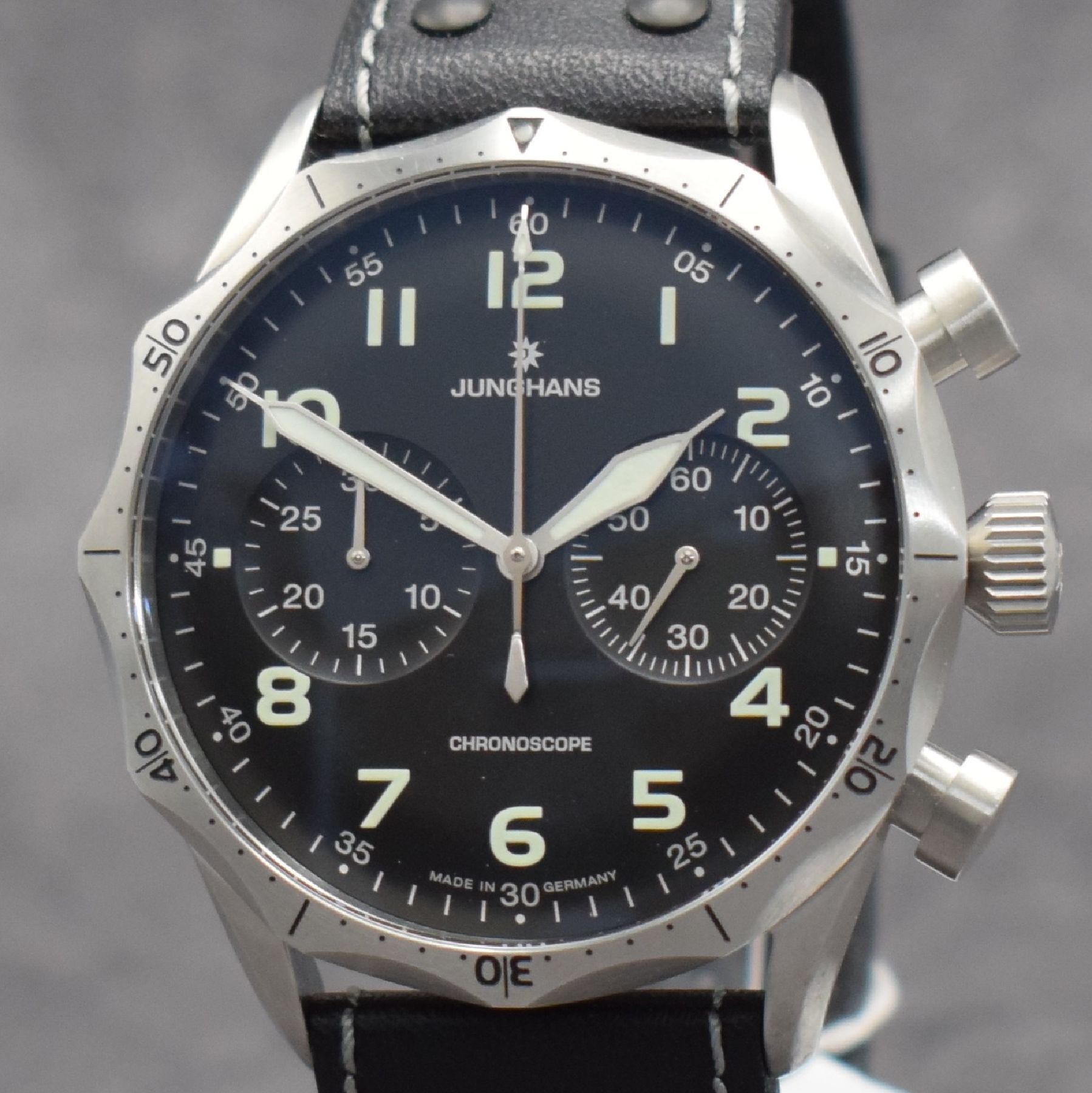 Detail d: JUNGHANS Meister Pilot Armbandchronograph Referenz 027/3590.00, Automatik, Deutschland um 2018, Edelstahlgeh. inkl. orig. Lederband m. orig. ...