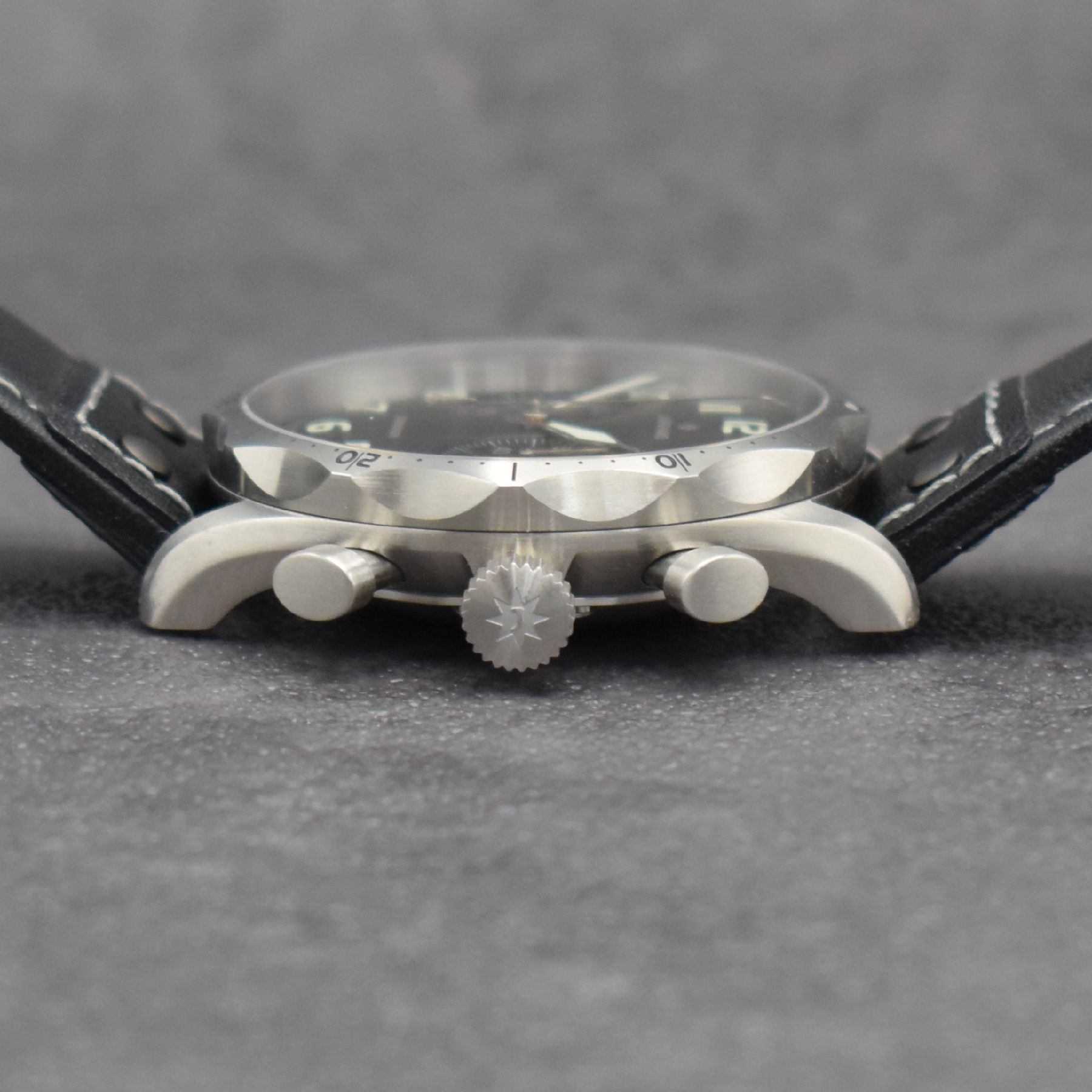 Detail e: JUNGHANS Meister Pilot Armbandchronograph Referenz 027/3590.00, Automatik, Deutschland um 2018, Edelstahlgeh. inkl. orig. Lederband m. orig. ...