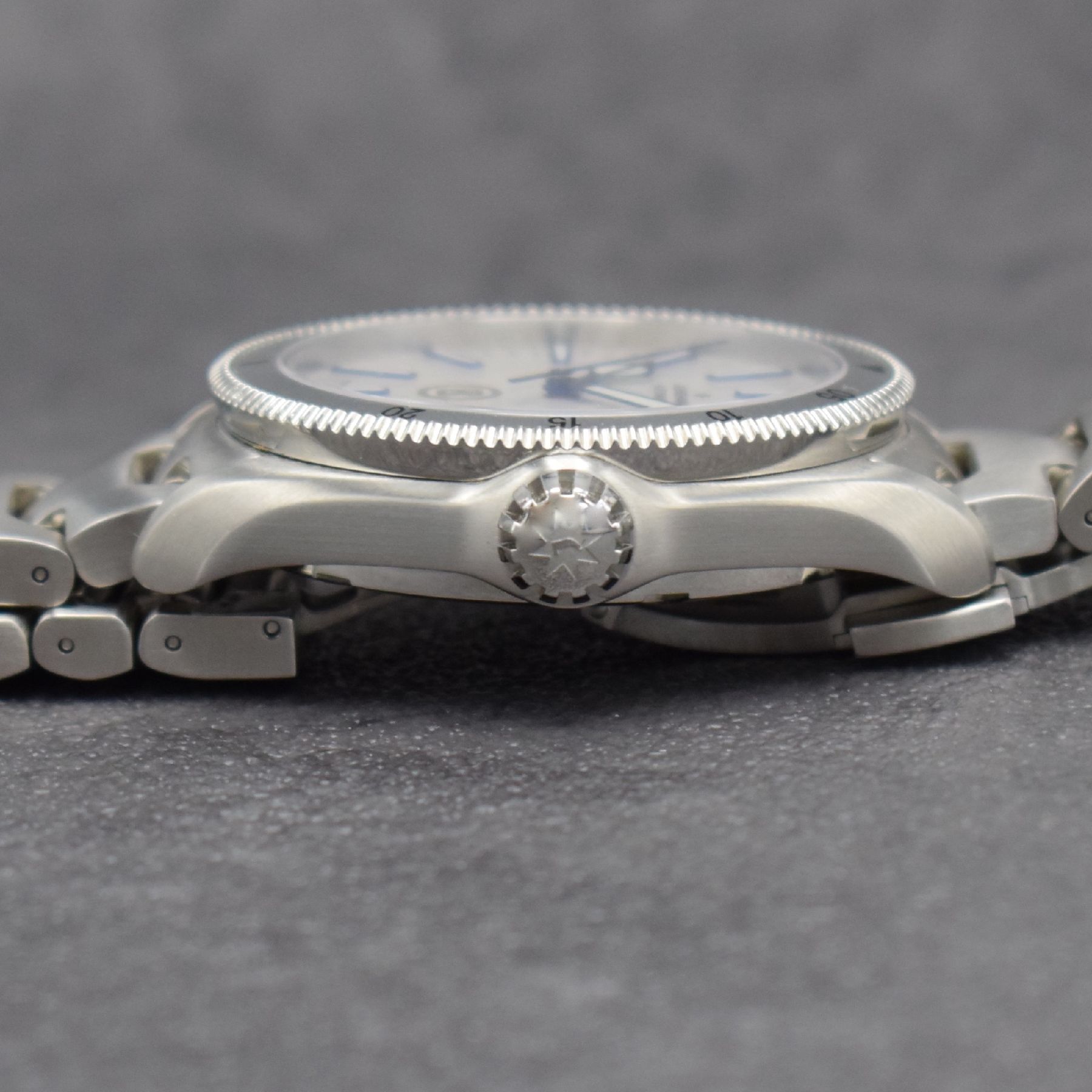 Detail e: JUNGHANS / BOGNER Herrenarmbanduhr Referenz 027/3210.44, Automatik, Deutschland um 2018, Edelstahlgeh. inkl. Gliederband m. dopp. Faltschl., beids. ...