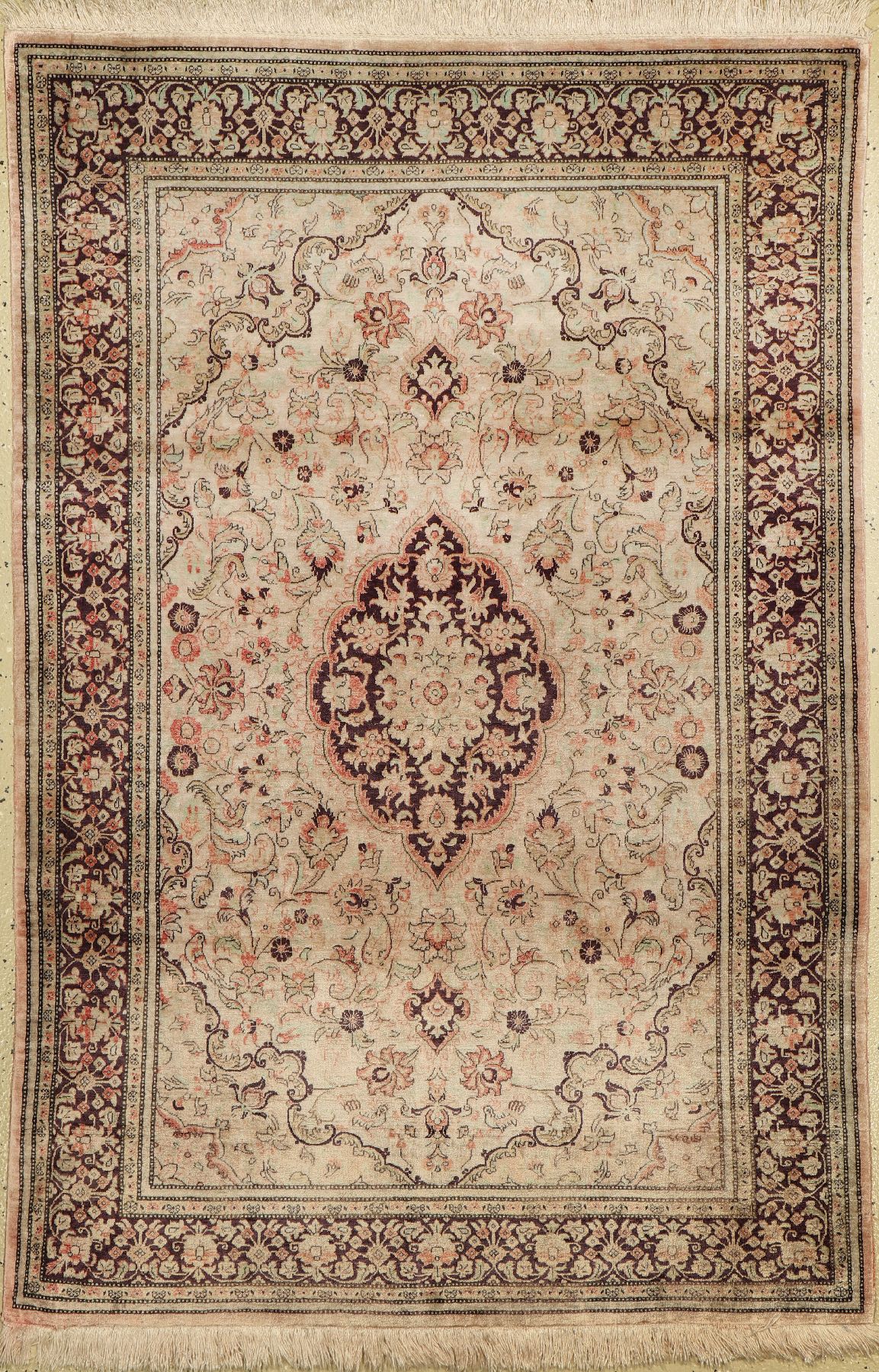 Ghom Seide, China, ca. 50 Jahre, reine Naturseide, ca. 155 x 103 cm, EHZ: 2, (verblaßt)
