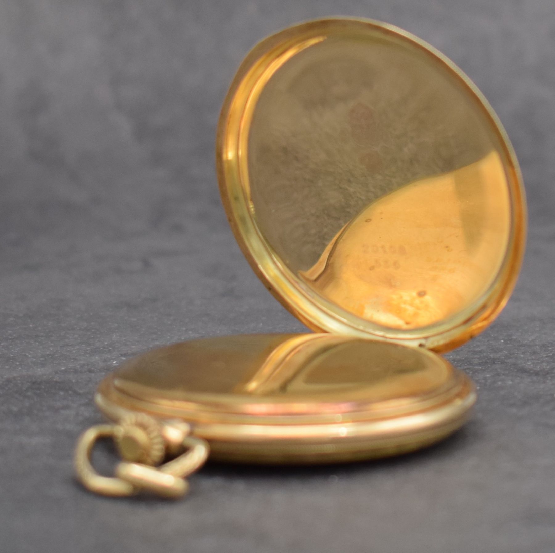 Detail d: Savonette Herrentaschenuhr in GG 585/000, Schweiz um 1930, guill. 2-Deckel Goldgeh. dell., verg. Cuv., verg. Zifferbl. m. Breguet-Std.-Zeichen ...
